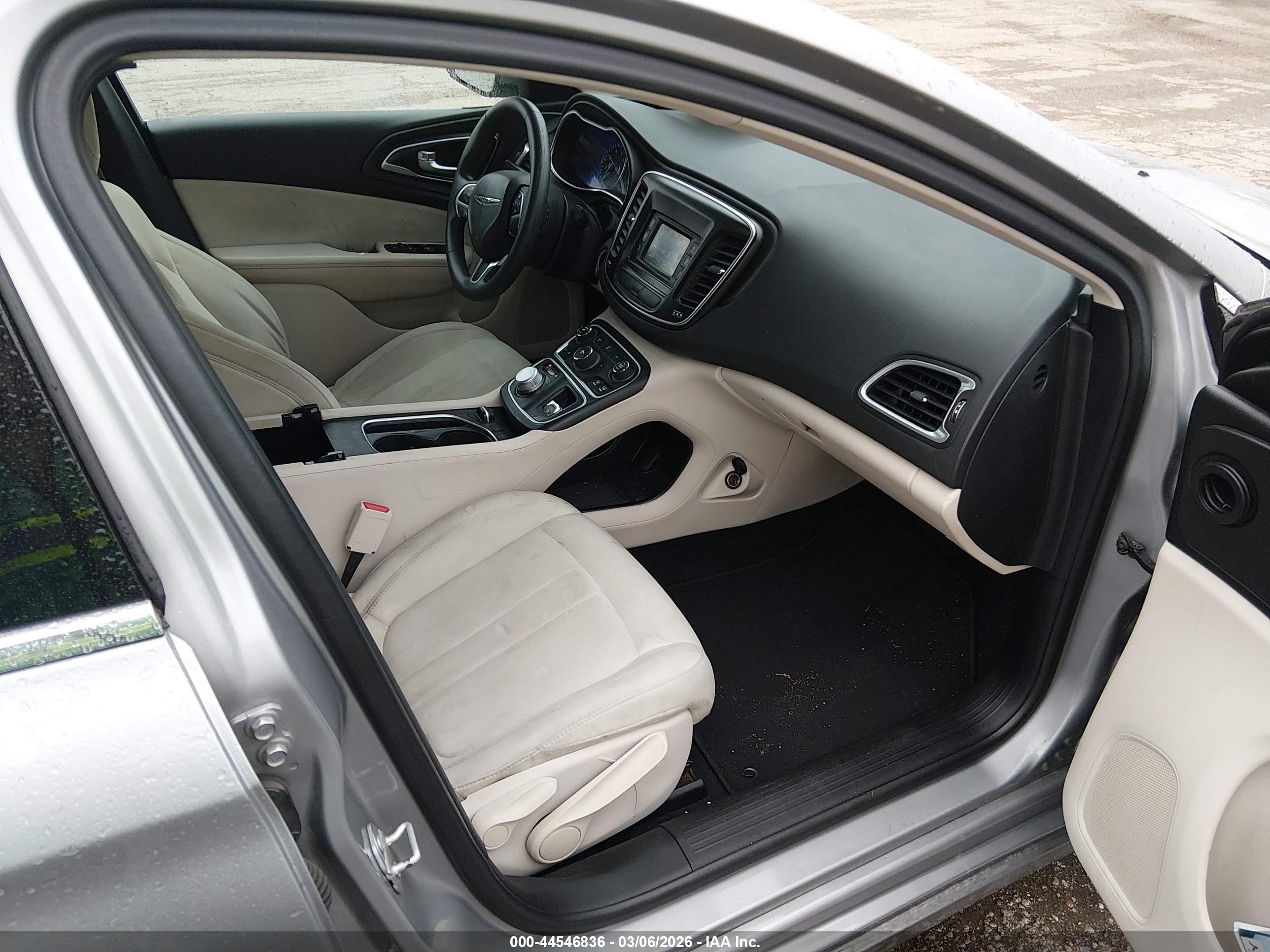 CHRYSLER 200 image 5