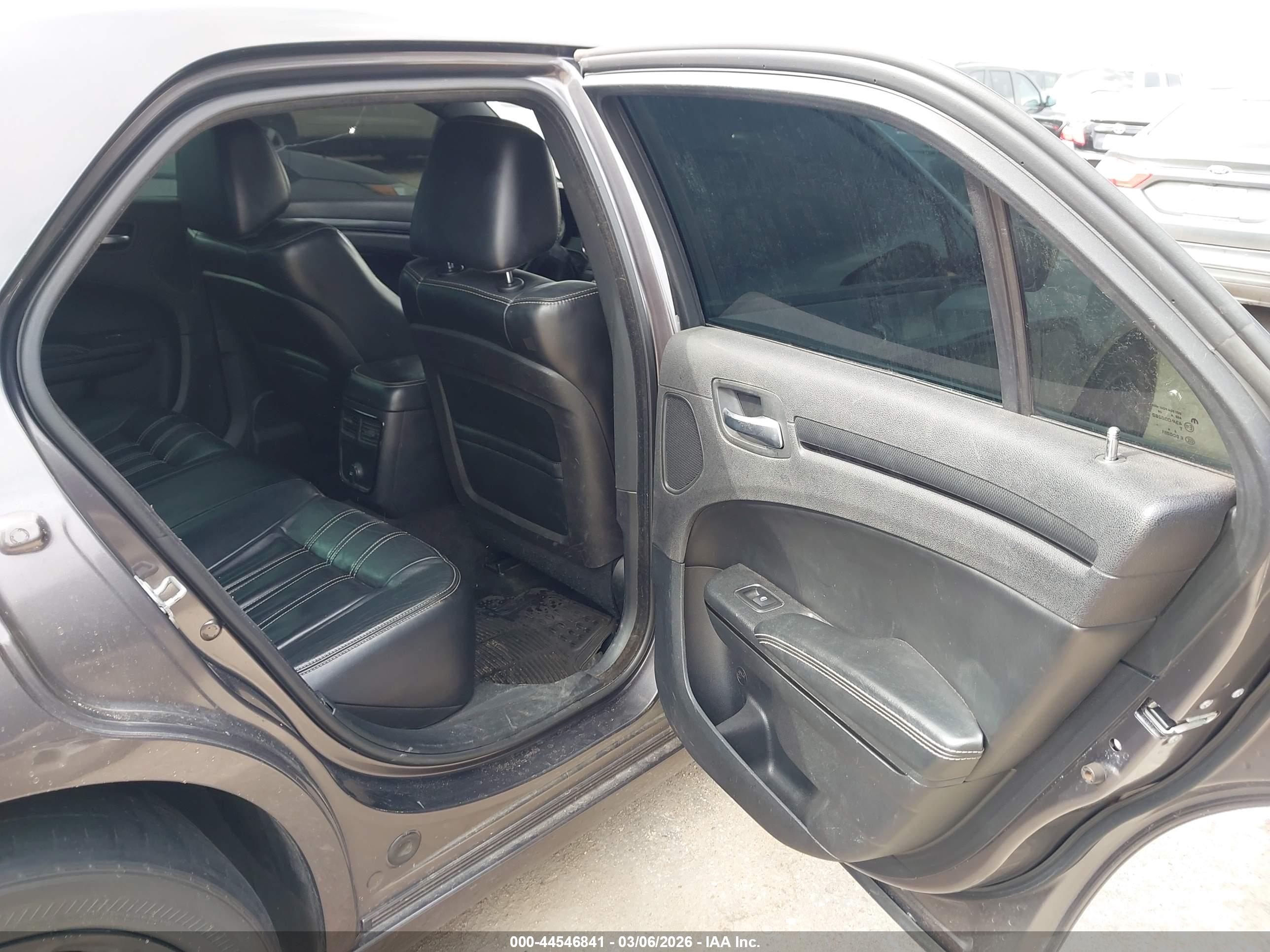 CHRYSLER 300 image 8