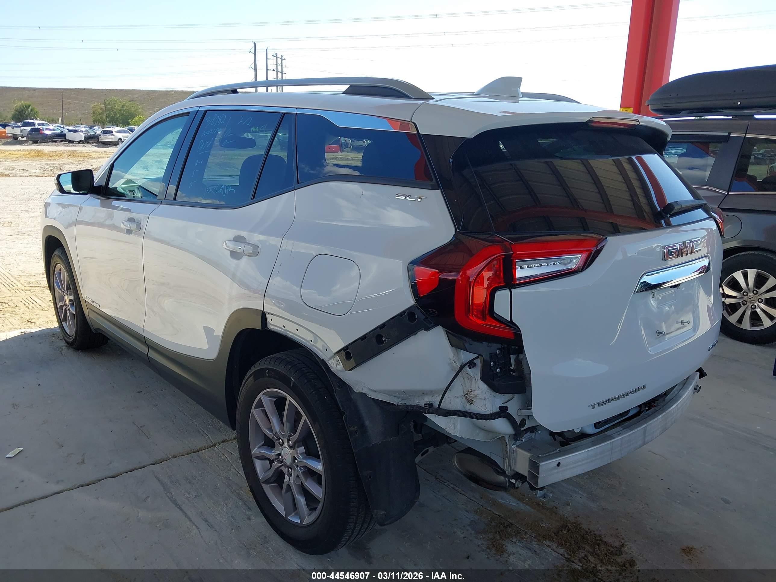 GMC TERRAIN image 3