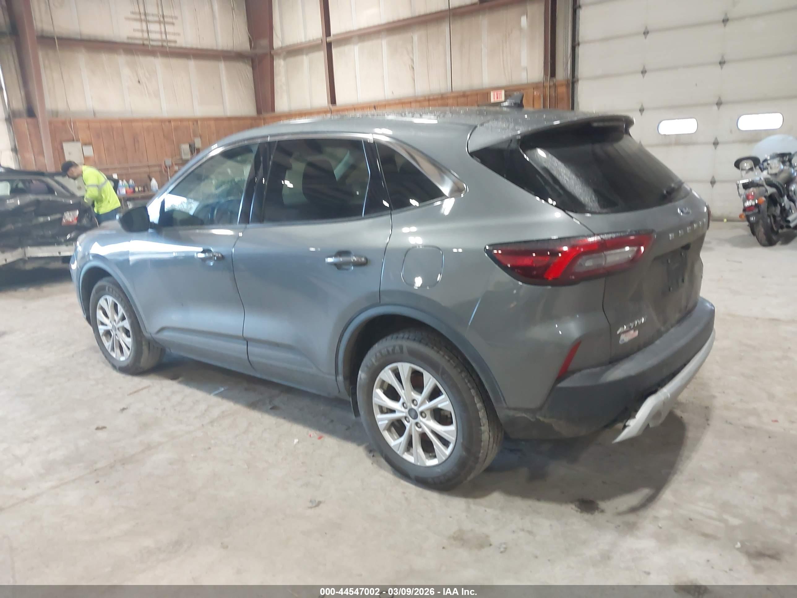 FORD ESCAPE image 3