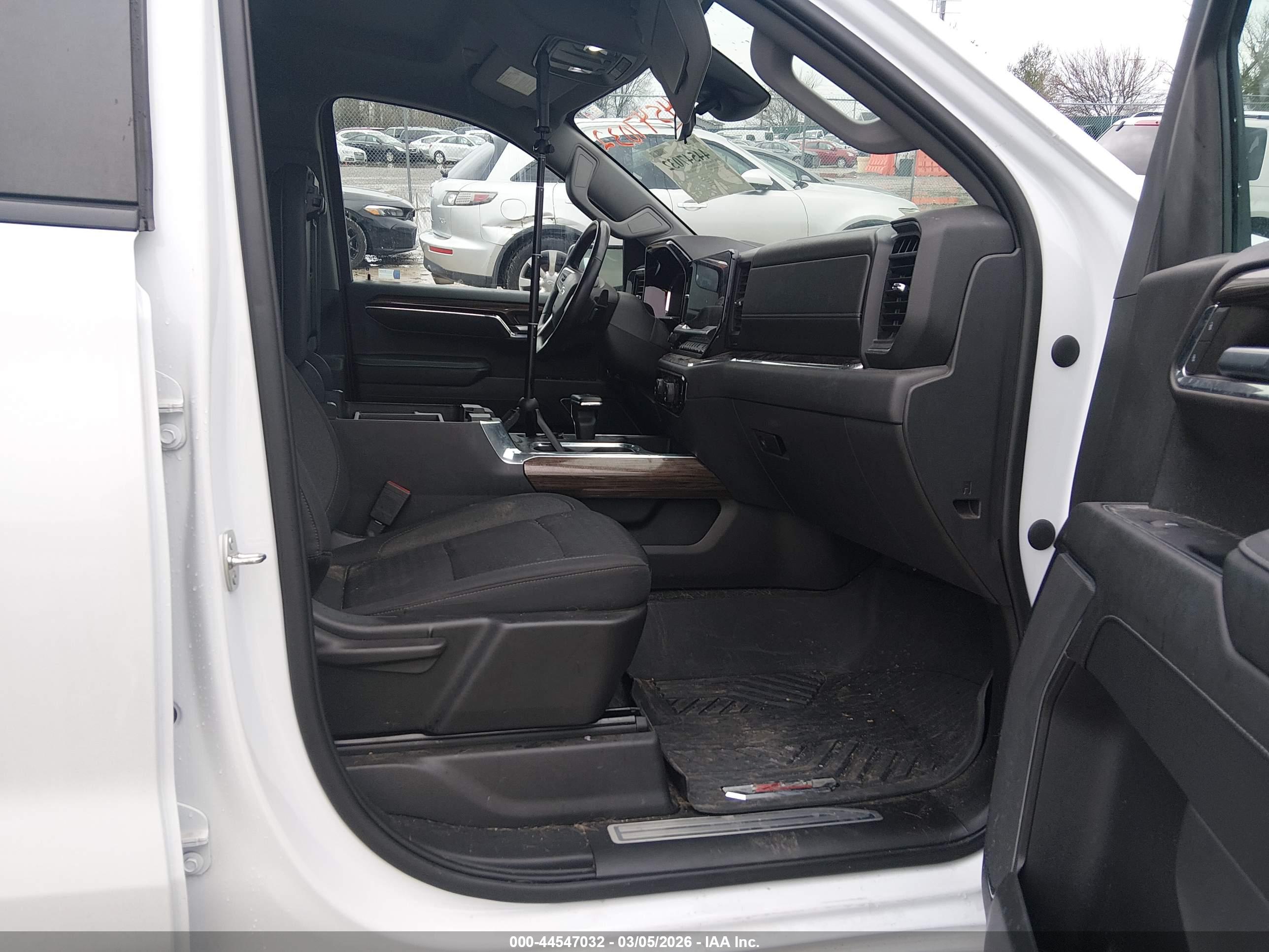 CHEVROLET SILVERADO image 5