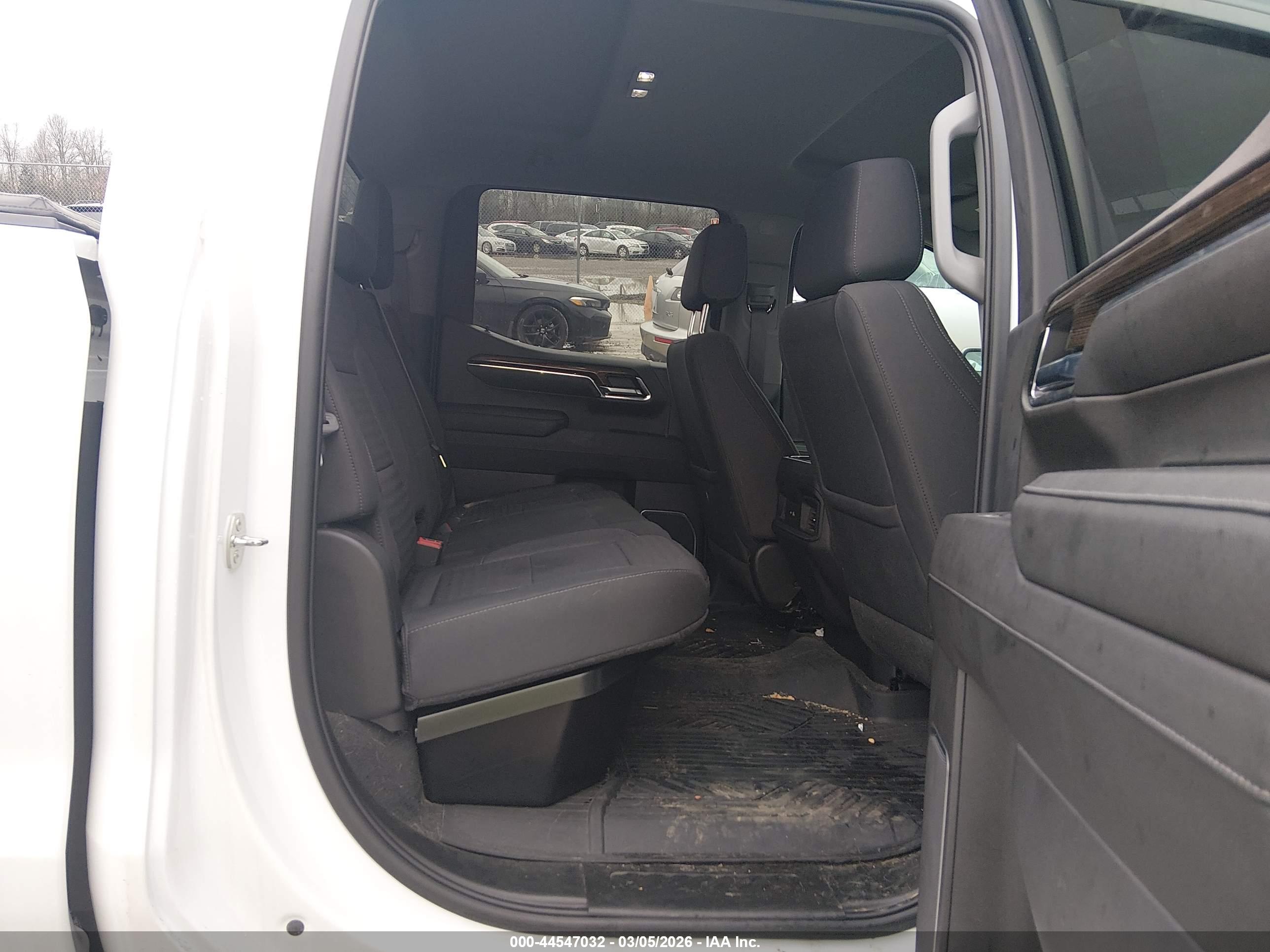 CHEVROLET SILVERADO image 8