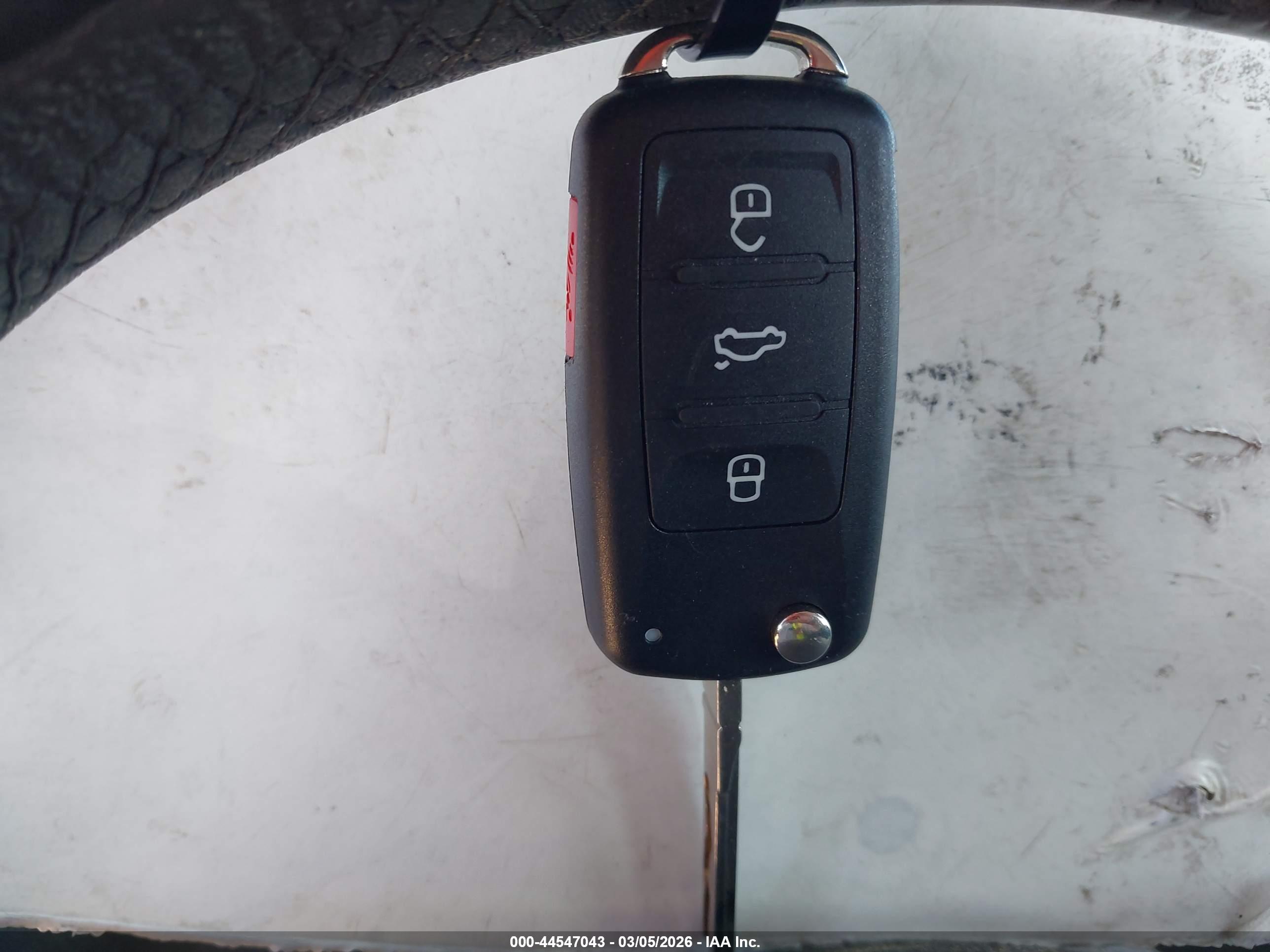 VOLKSWAGEN TIGUAN image 11