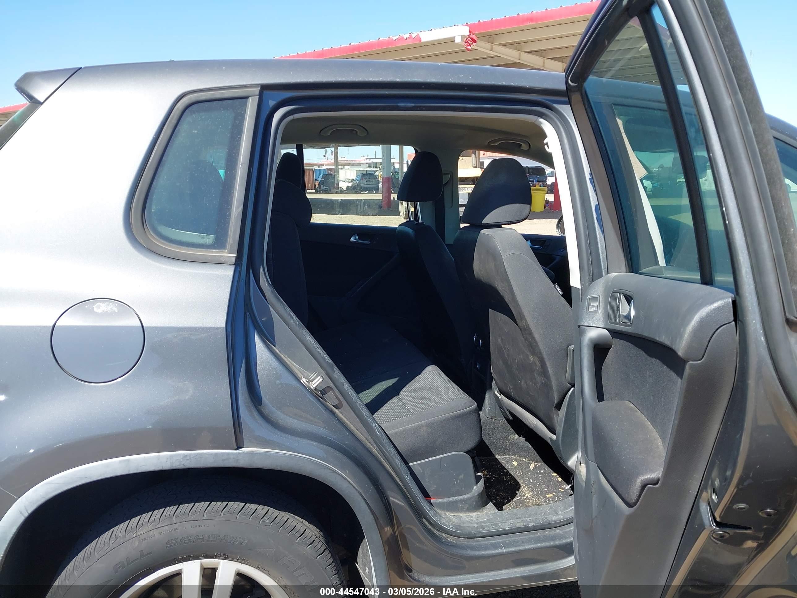 VOLKSWAGEN TIGUAN image 8
