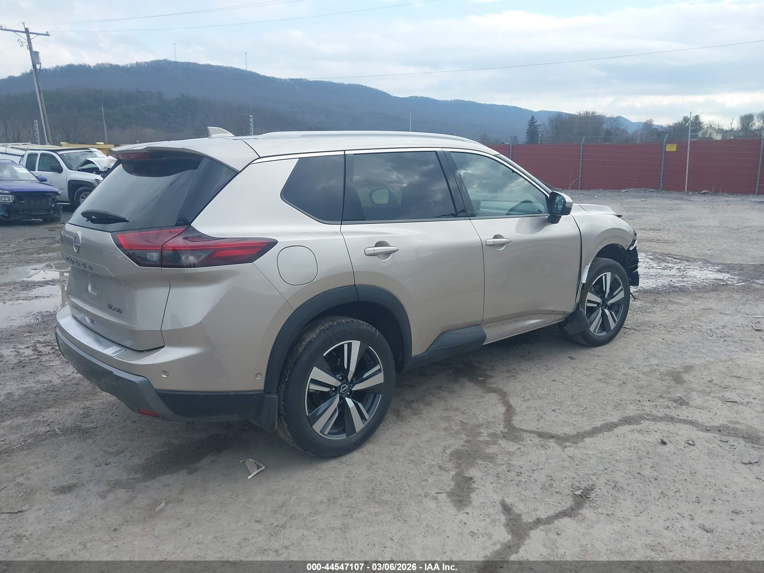 NISSAN ROGUE image 4