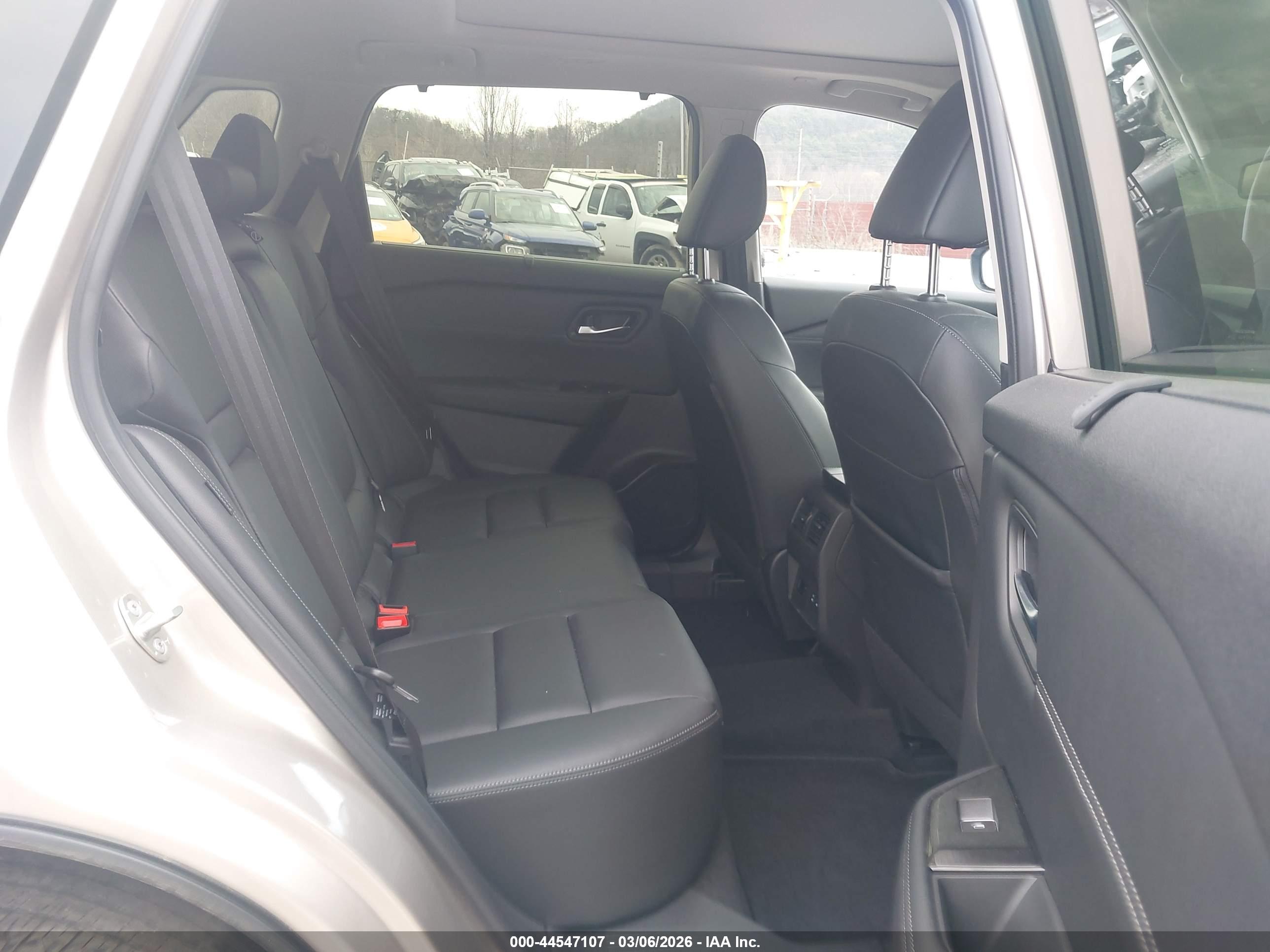 NISSAN ROGUE image 8