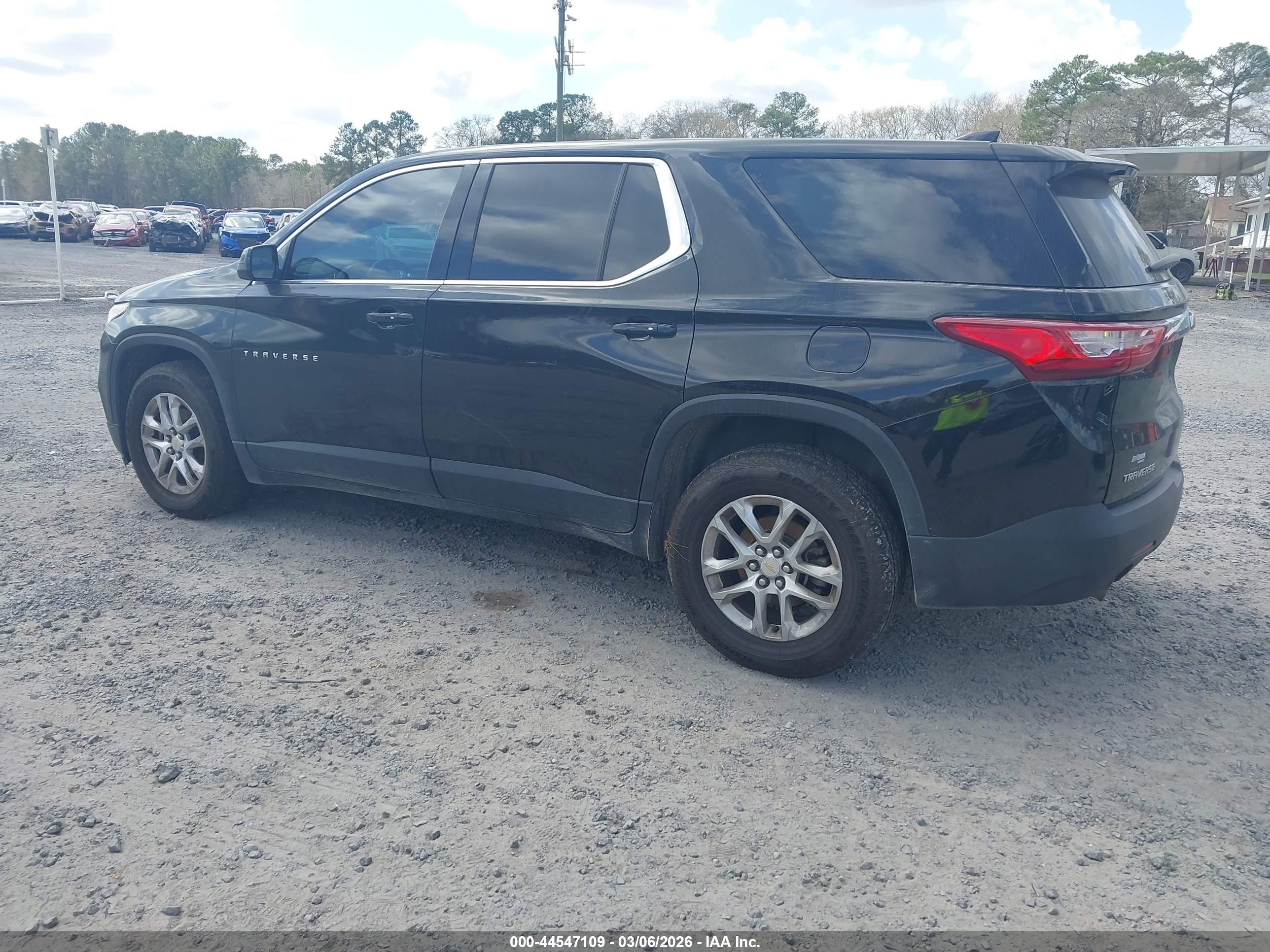 CHEVROLET TRAVERSE image 3