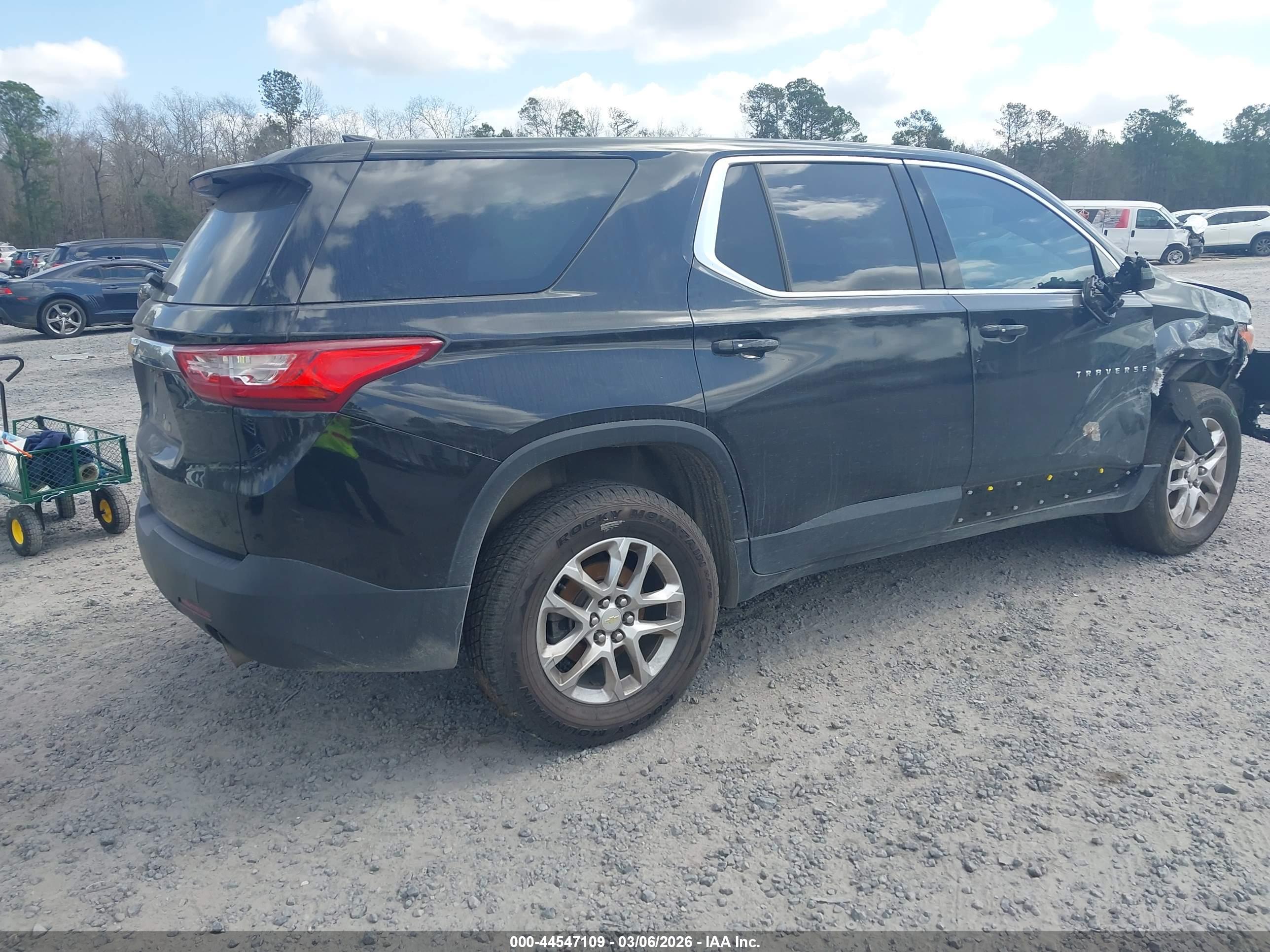 CHEVROLET TRAVERSE image 4