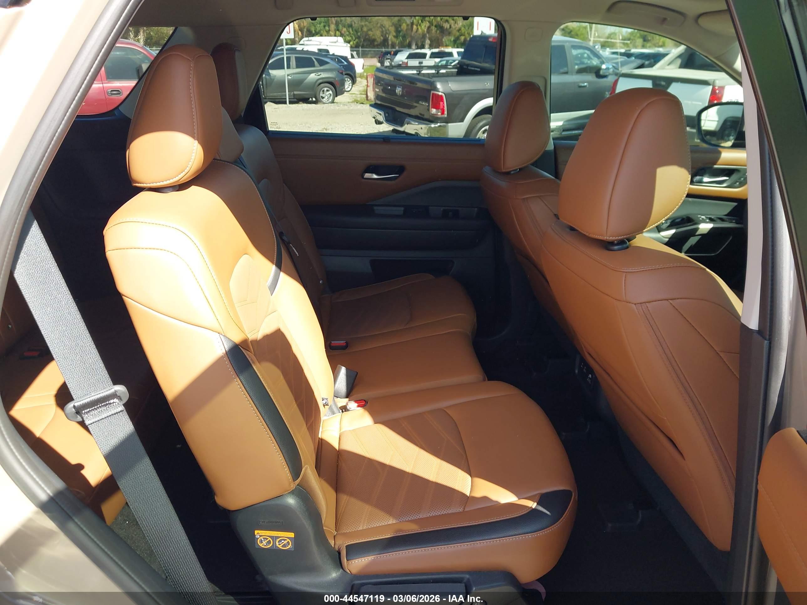 NISSAN PATHFINDER image 8