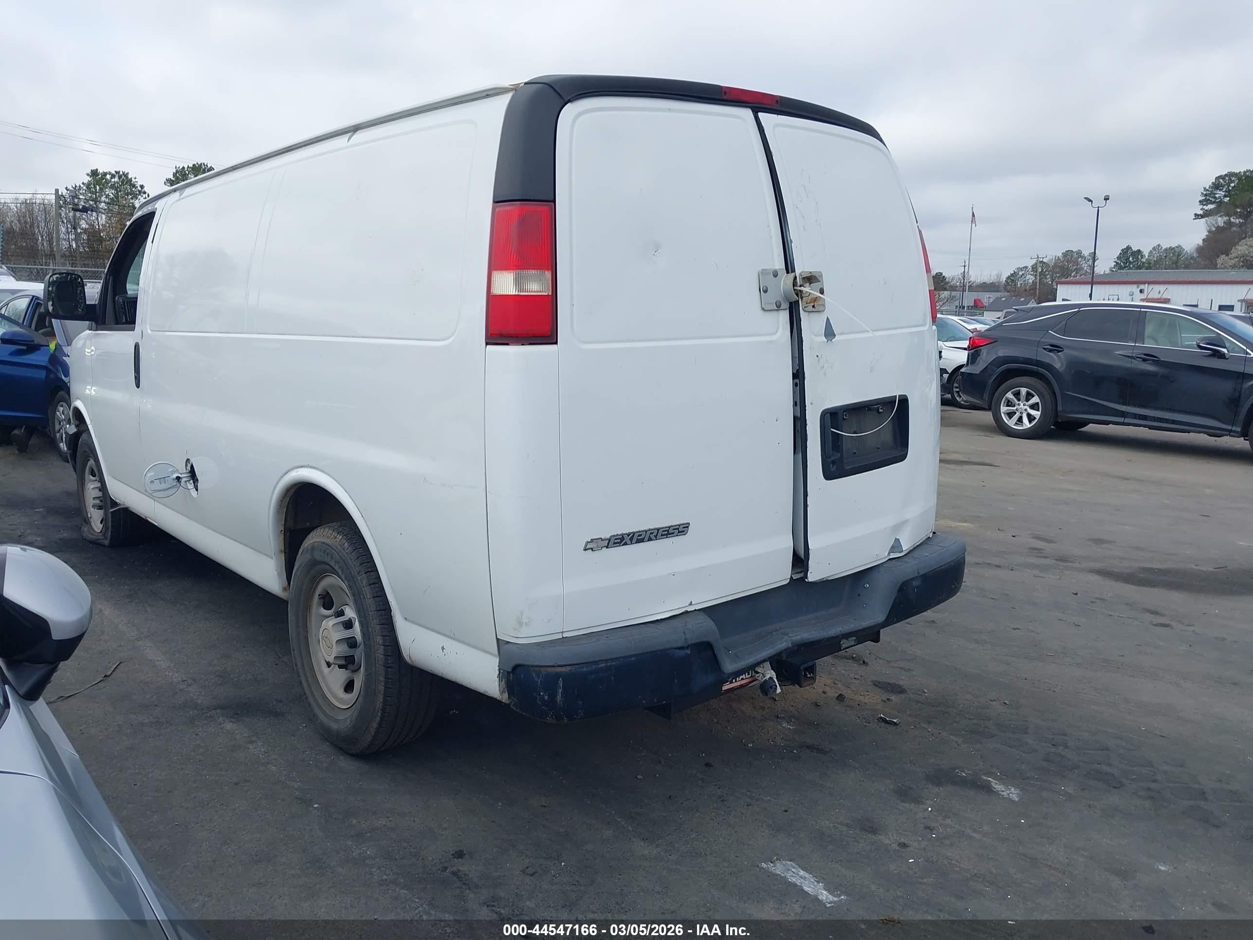 CHEVROLET EXPRESS image 3