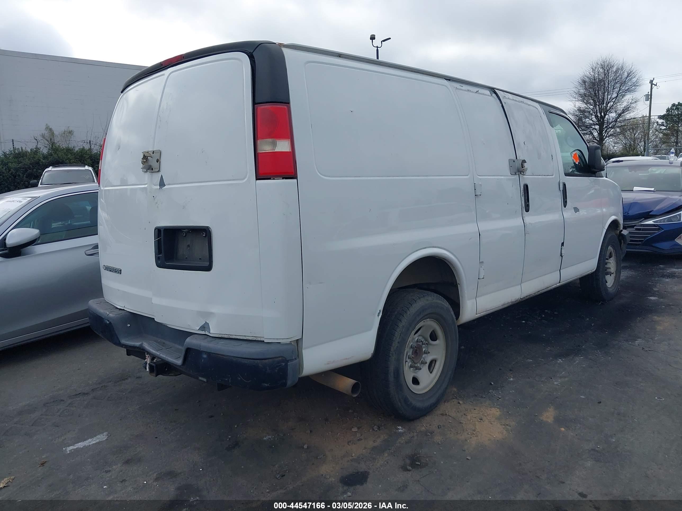 CHEVROLET EXPRESS image 4