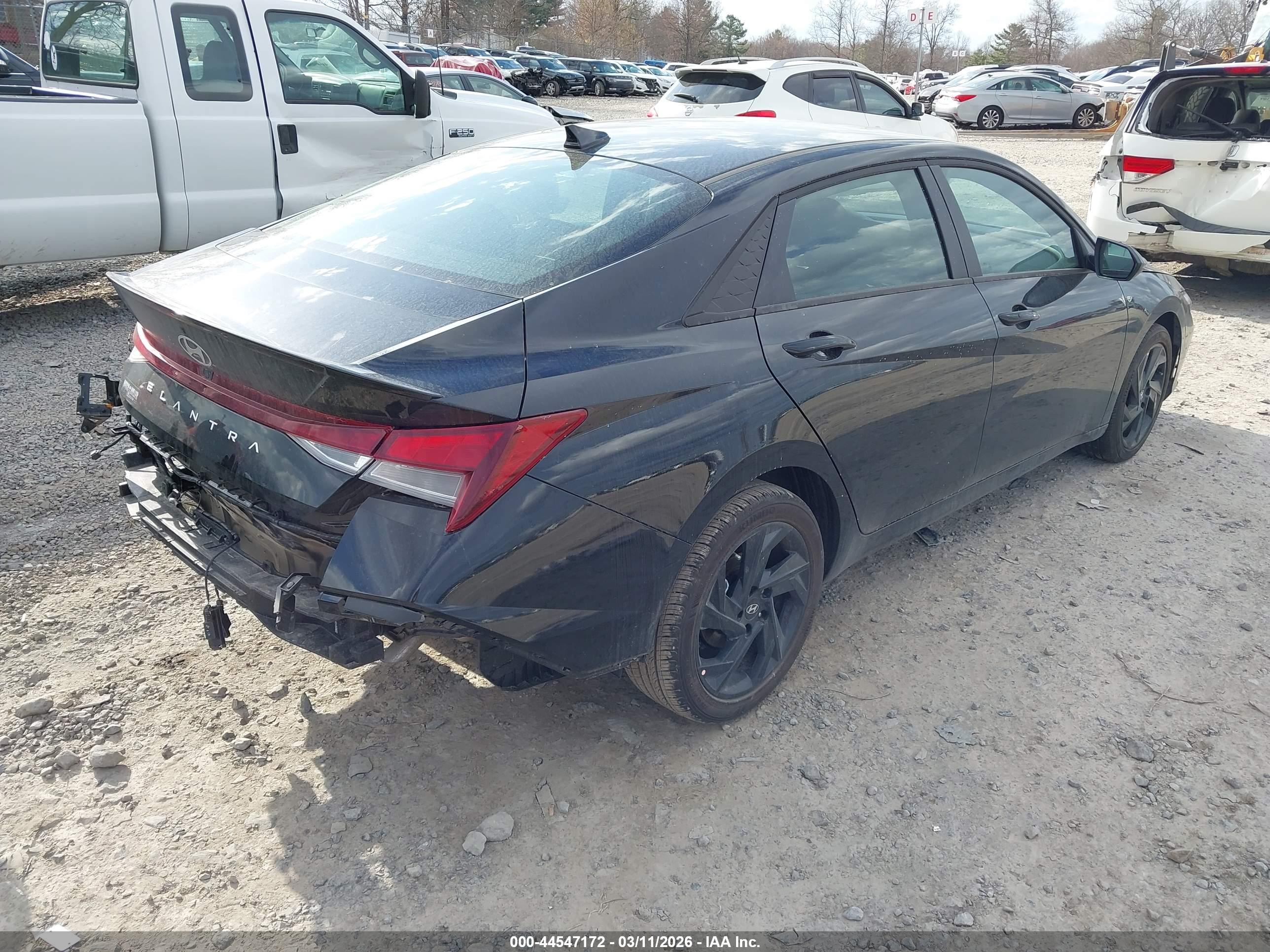 HYUNDAI ELANTRA image 4