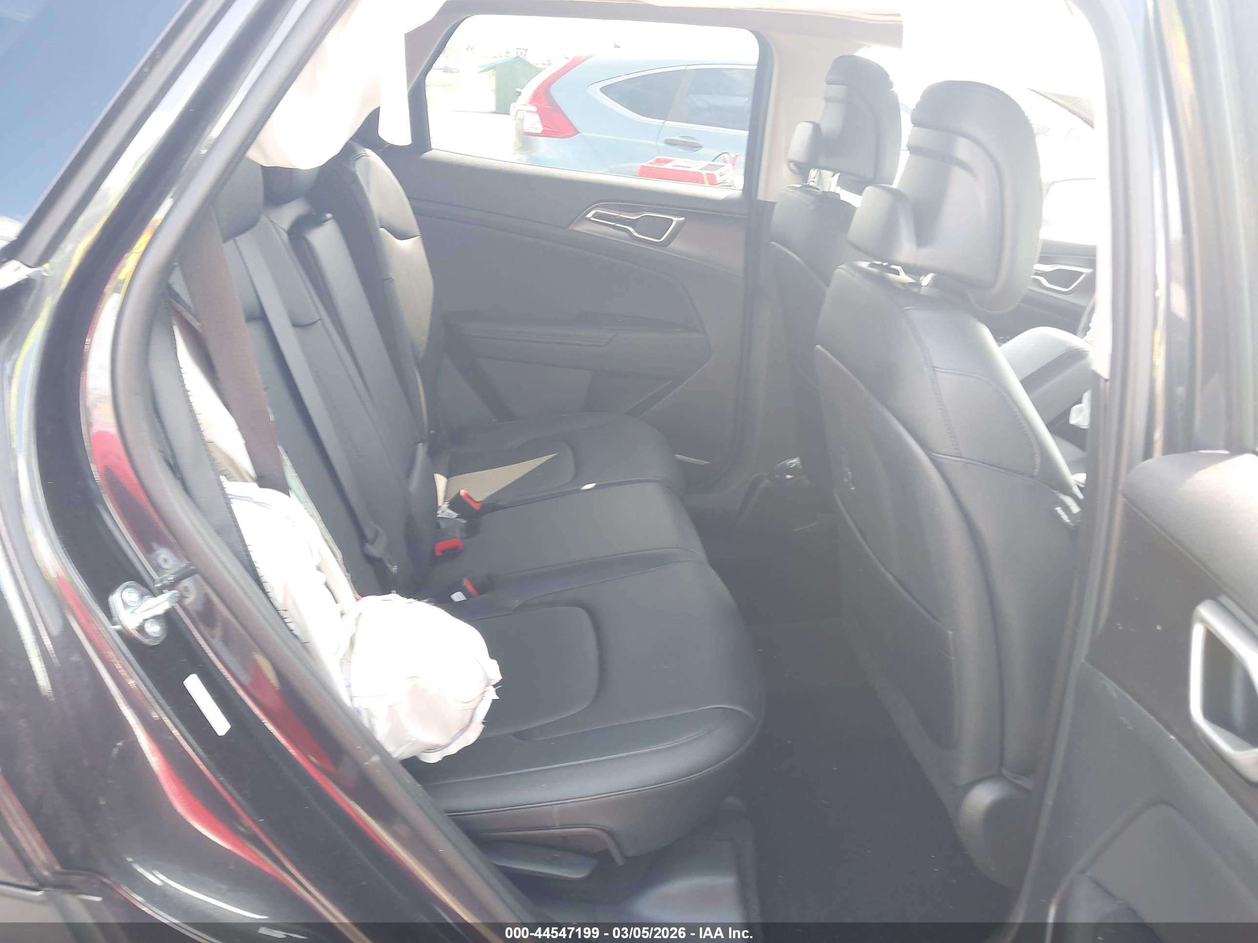 KIA SPORTAGE image 8