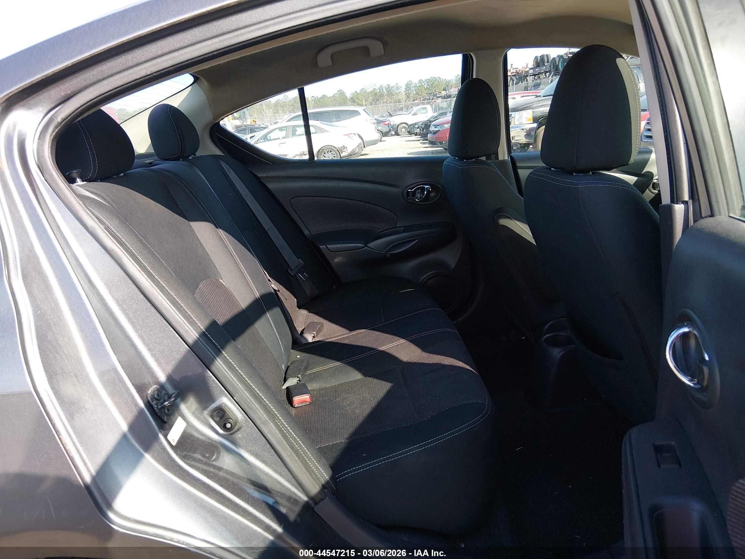 NISSAN VERSA image 8