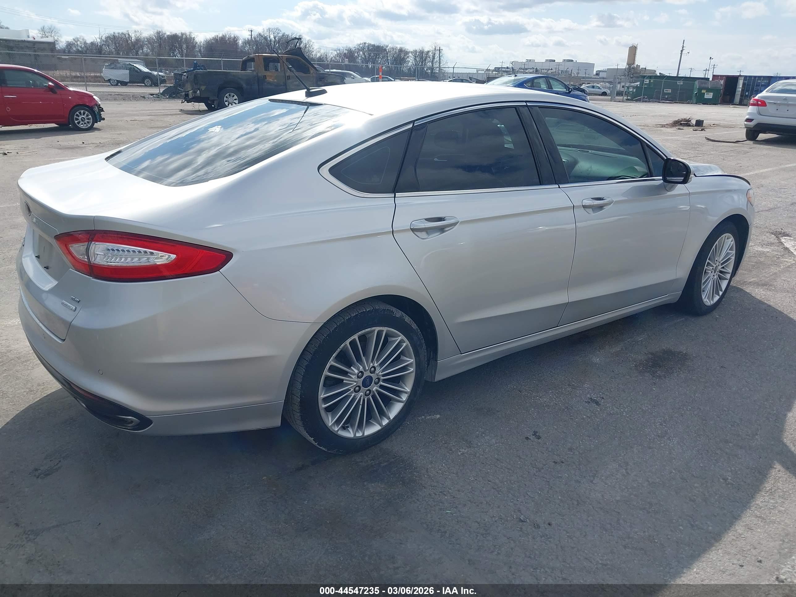 FORD FUSION image 4