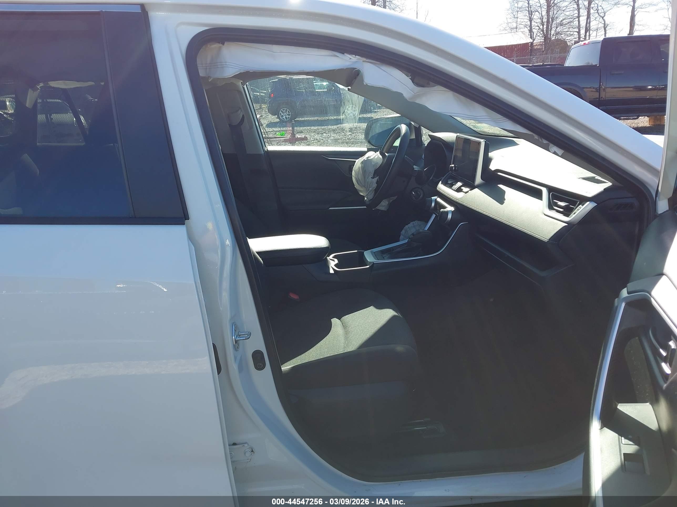 TOYOTA RAV4 image 5