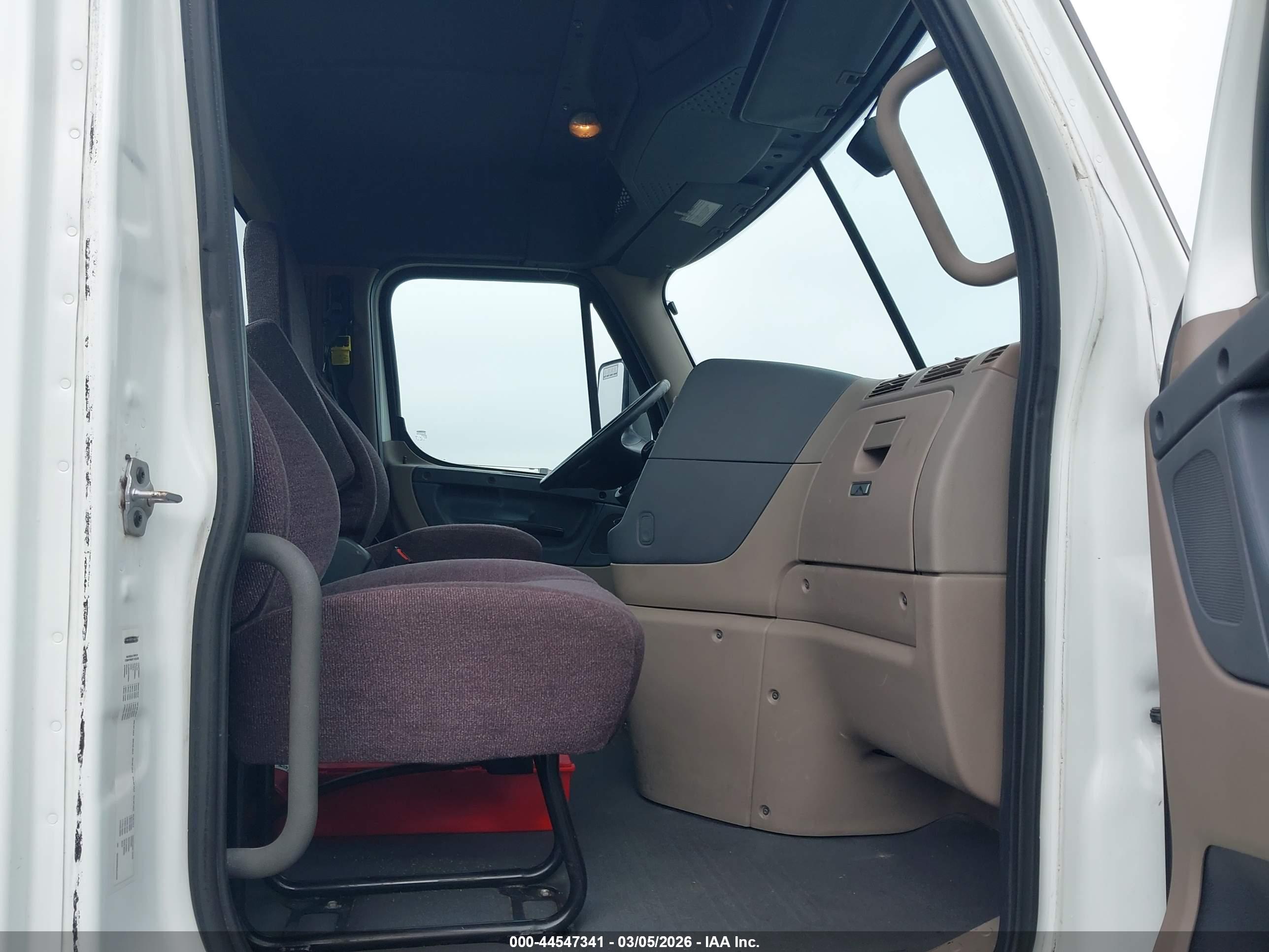 FREIGHTLINER CASCADIA image 8