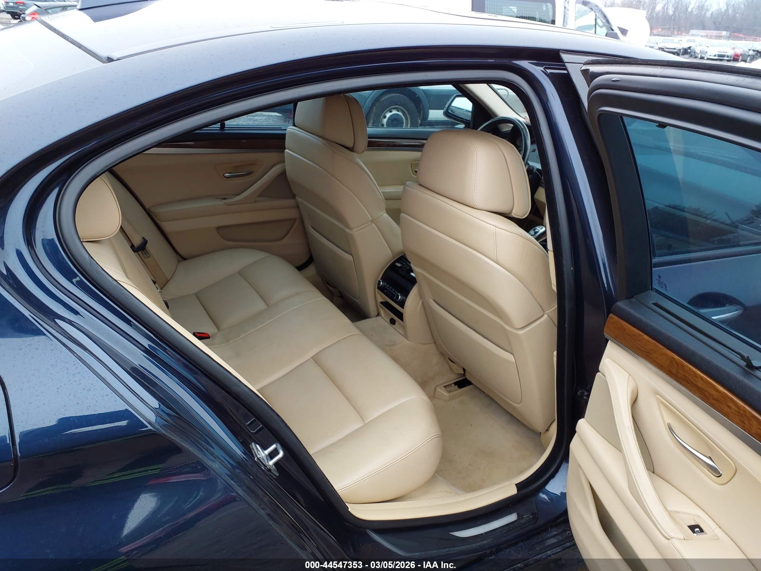 BMW 550I image 8
