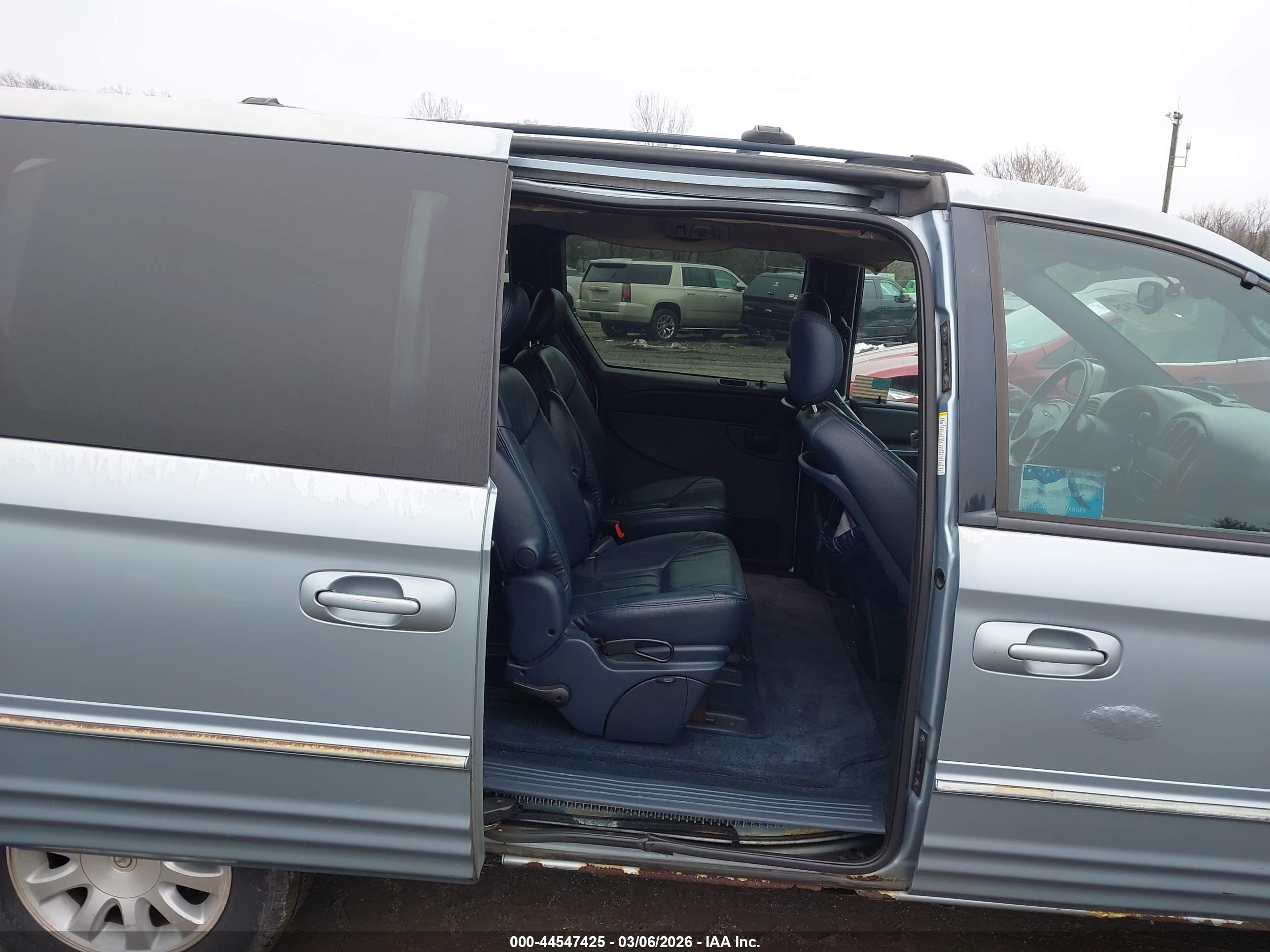 CHRYSLER TOWN image 8