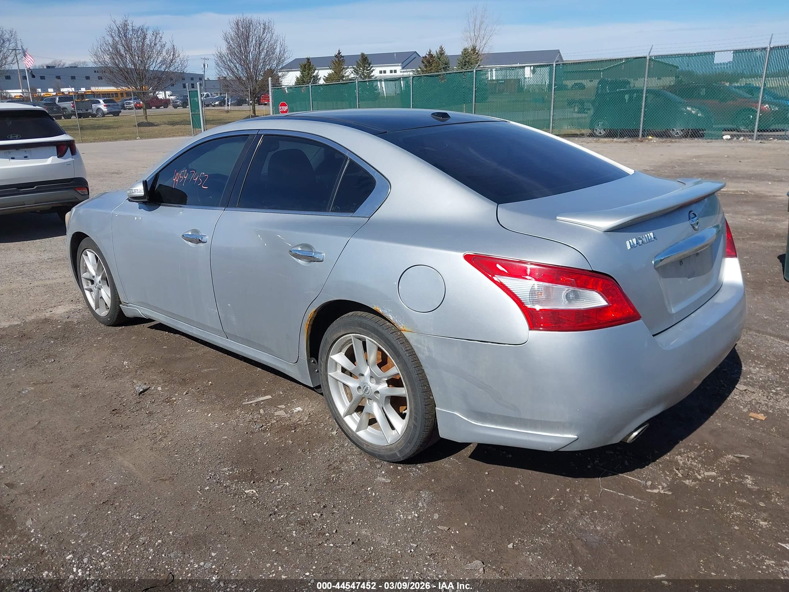 NISSAN MAXIMA image 3