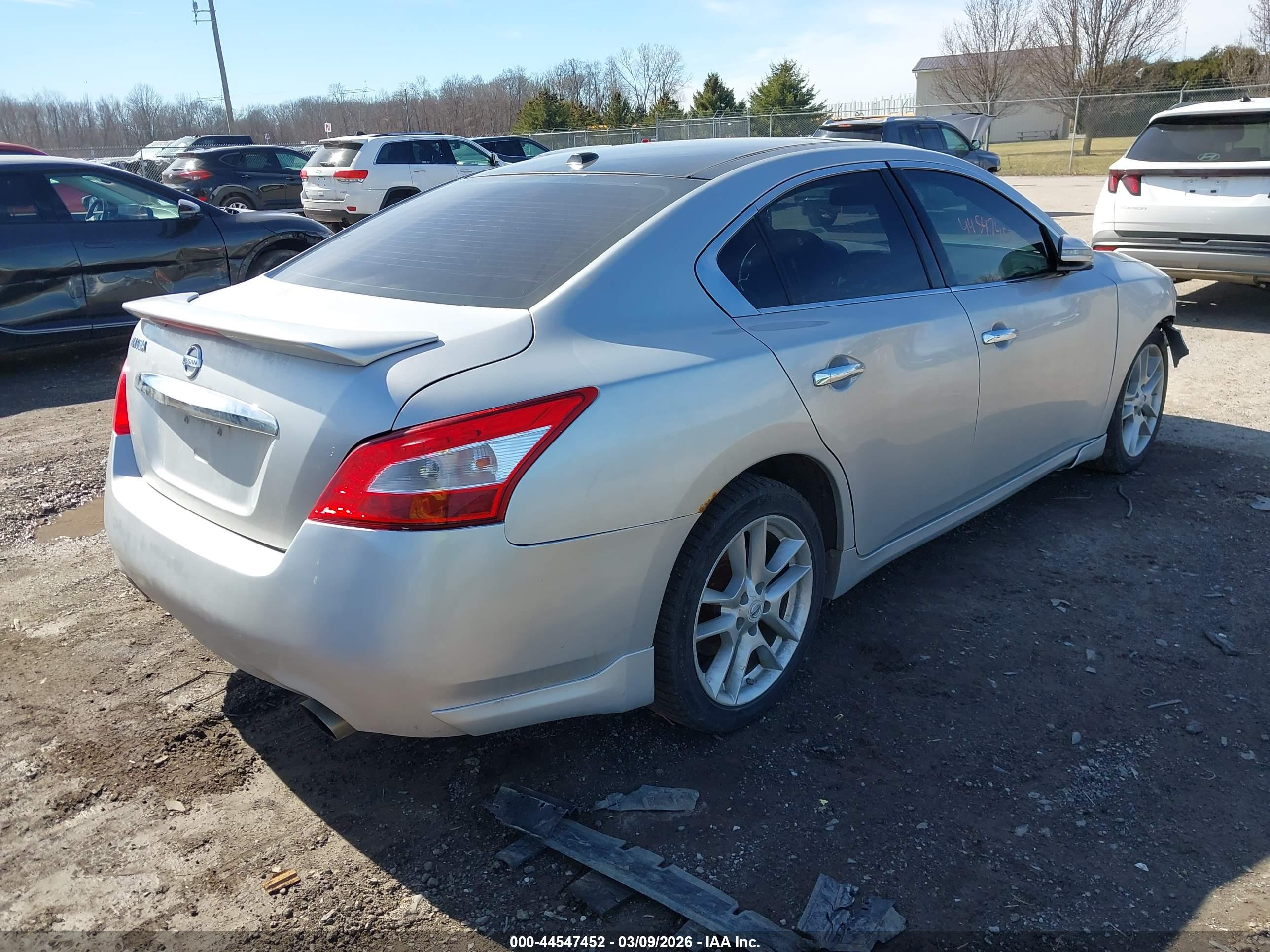 NISSAN MAXIMA image 4
