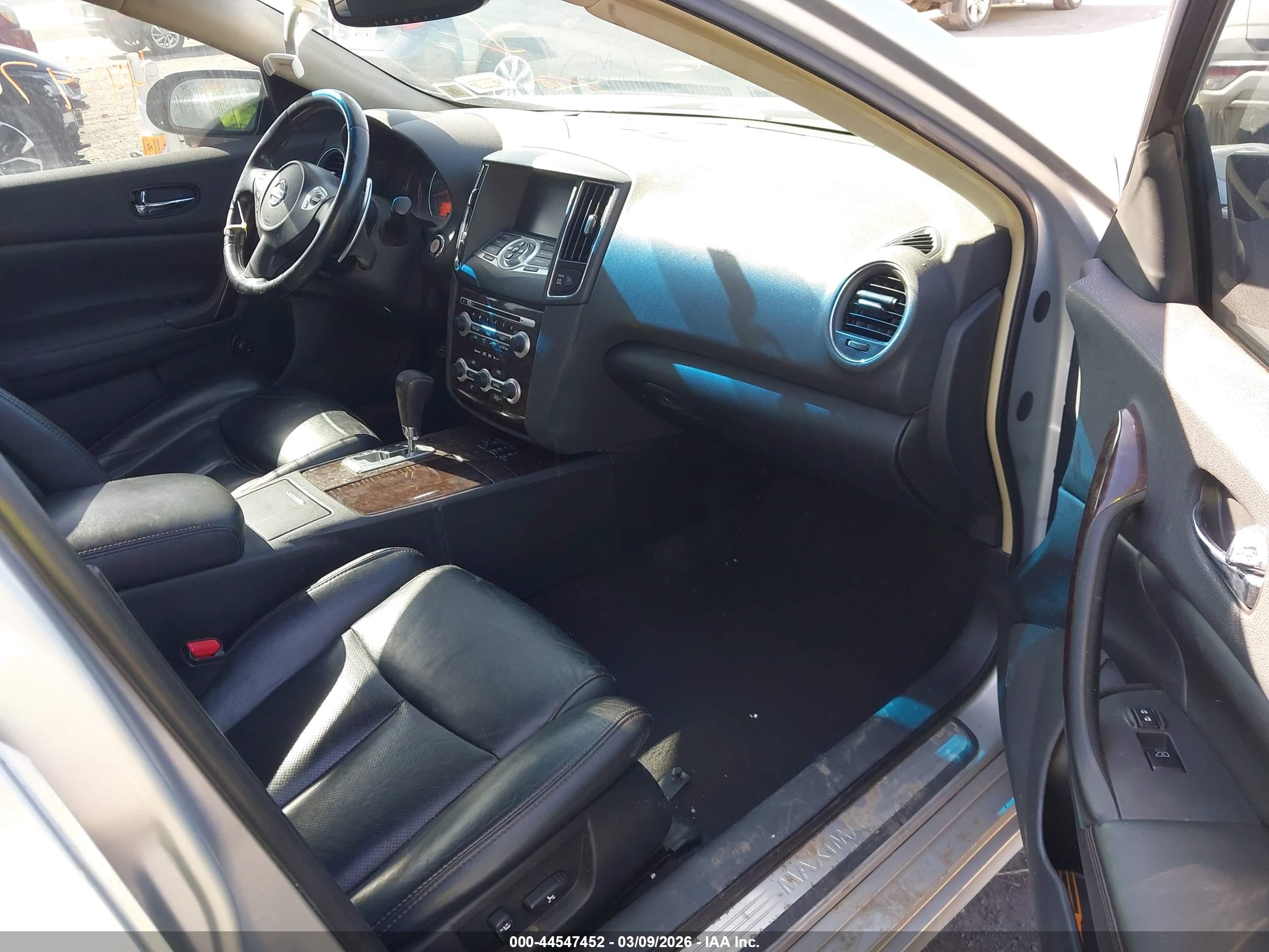 NISSAN MAXIMA image 5