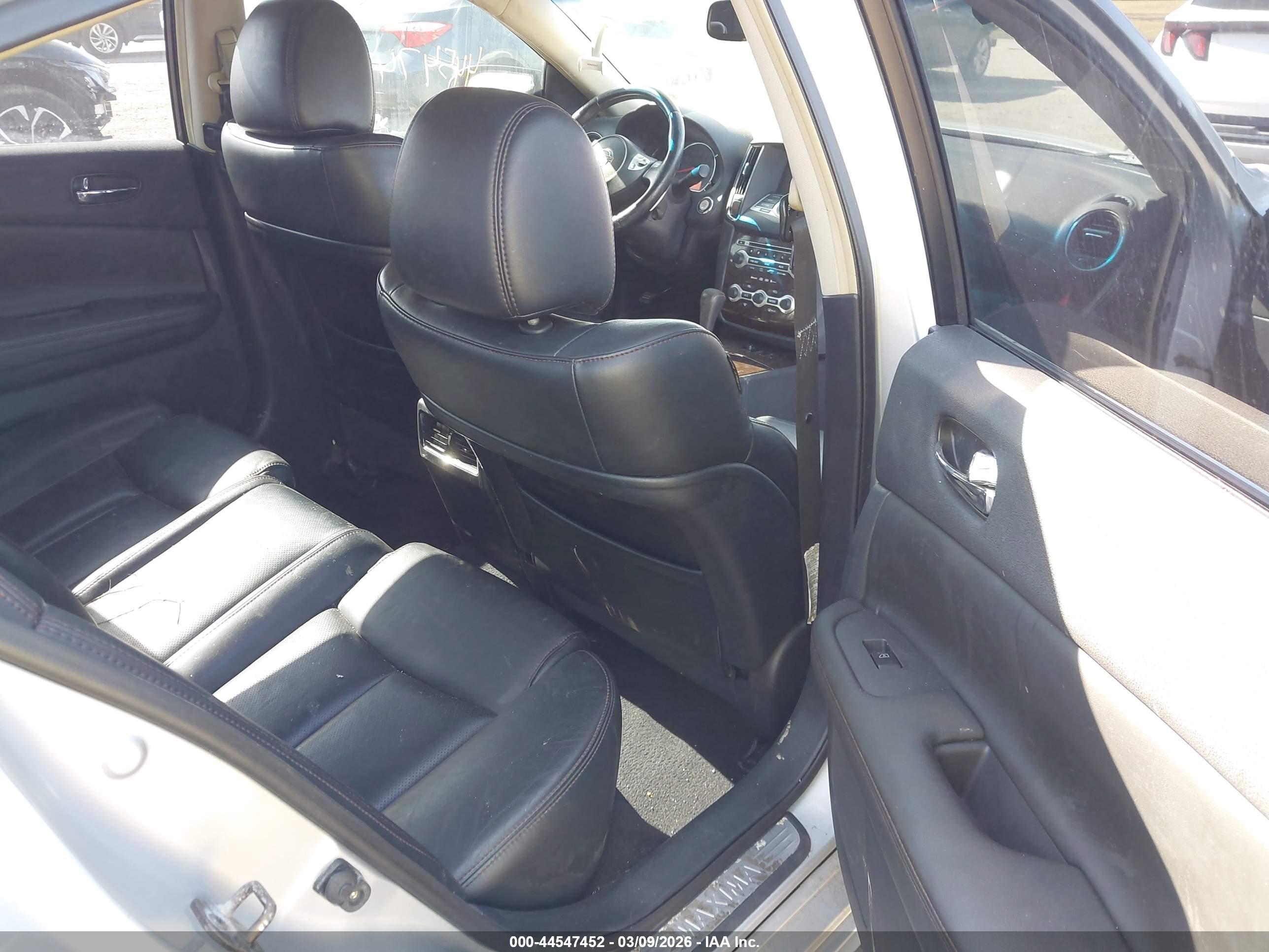 NISSAN MAXIMA image 8