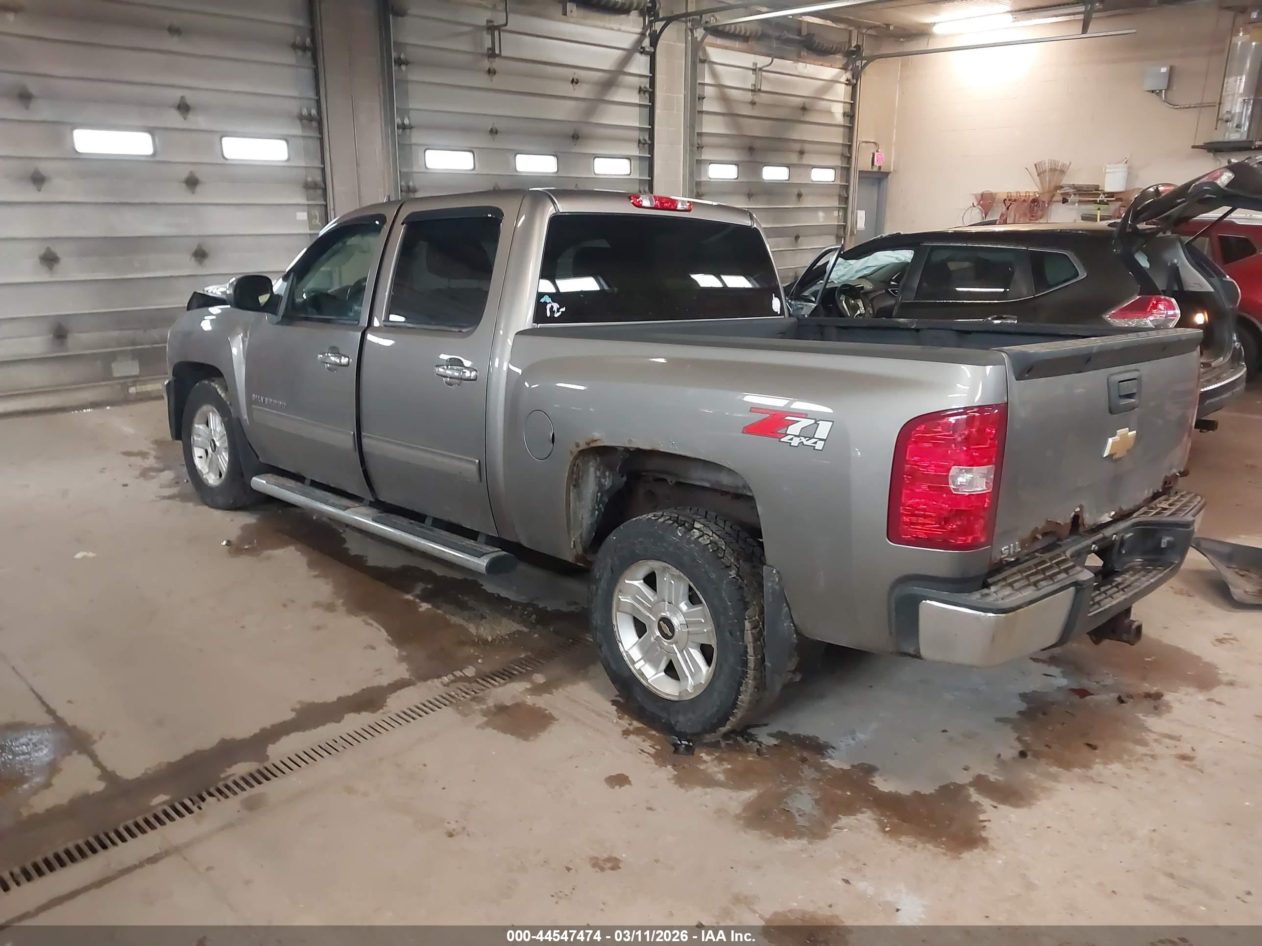 CHEVROLET SILVERADO image 3