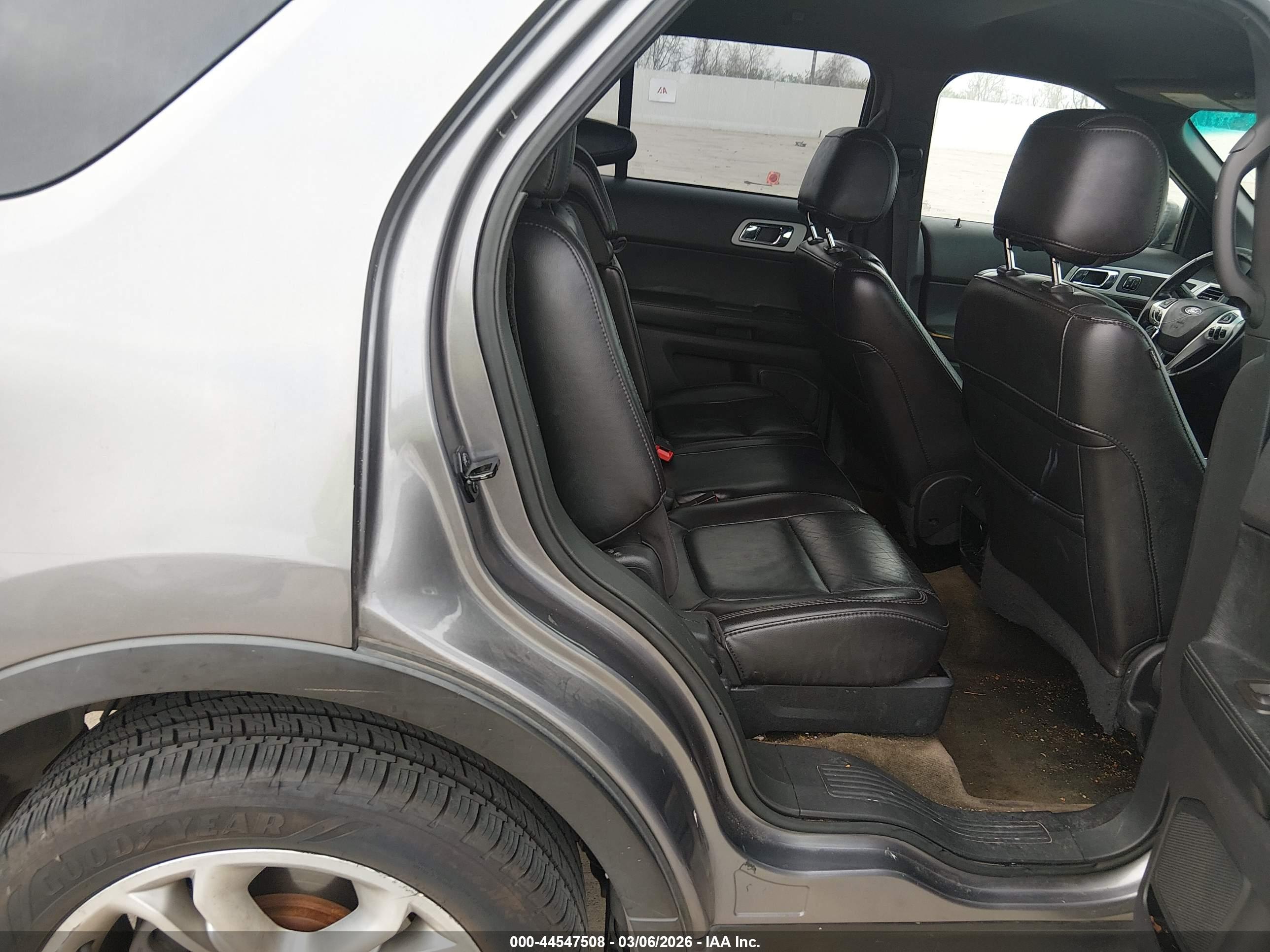 FORD EXPLORER image 8