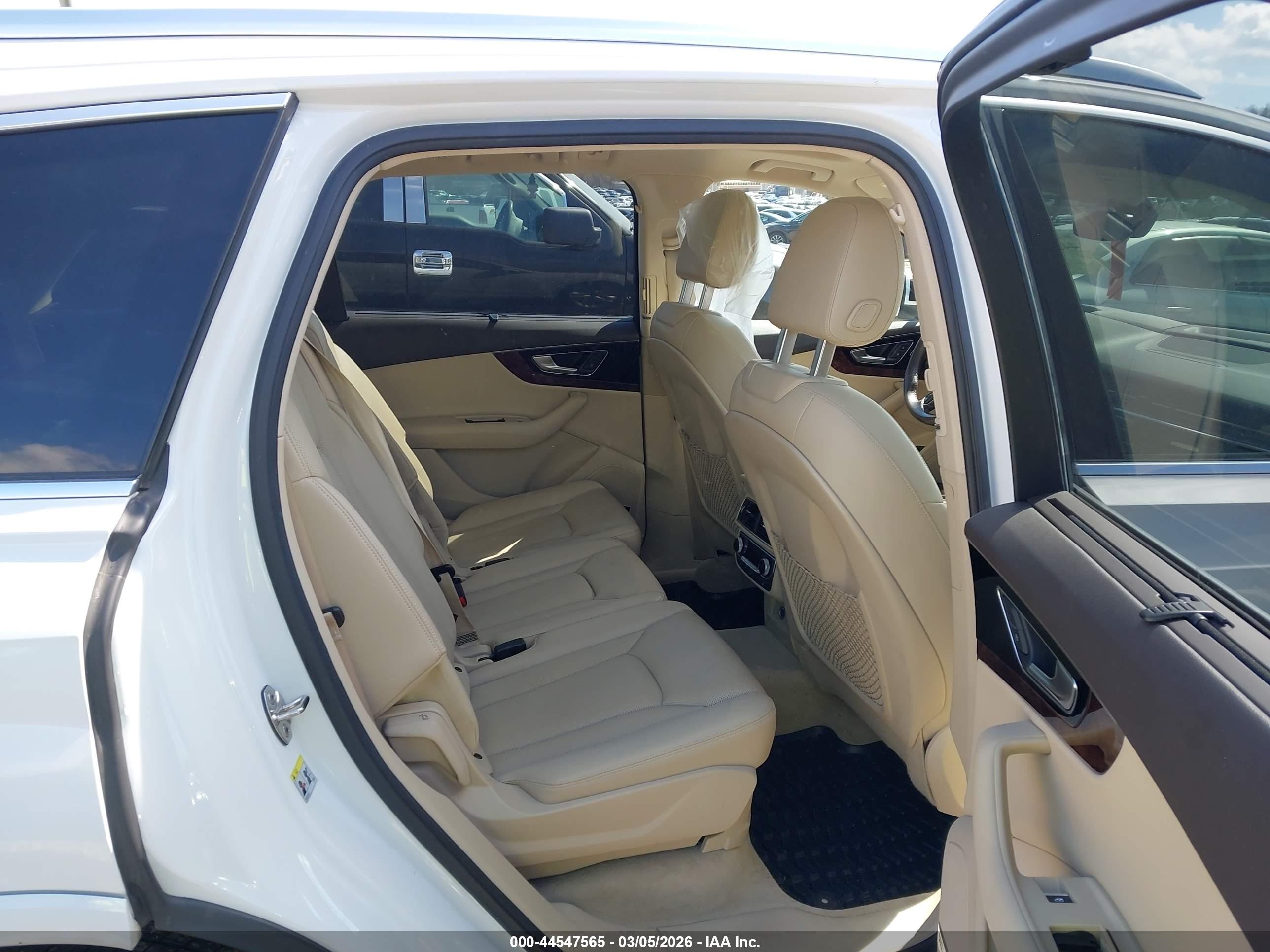 AUDI Q7 image 8