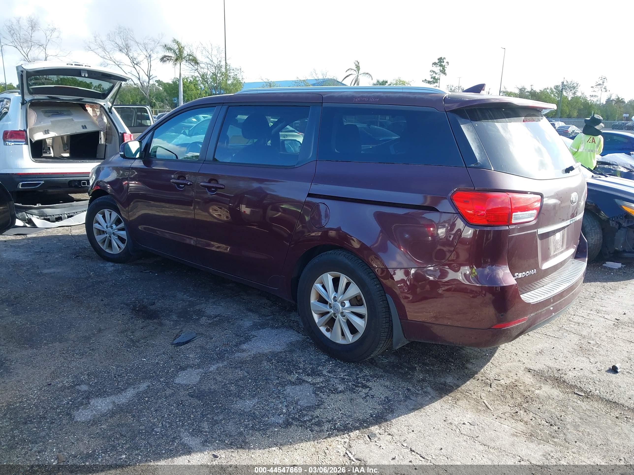 KIA SEDONA image 3