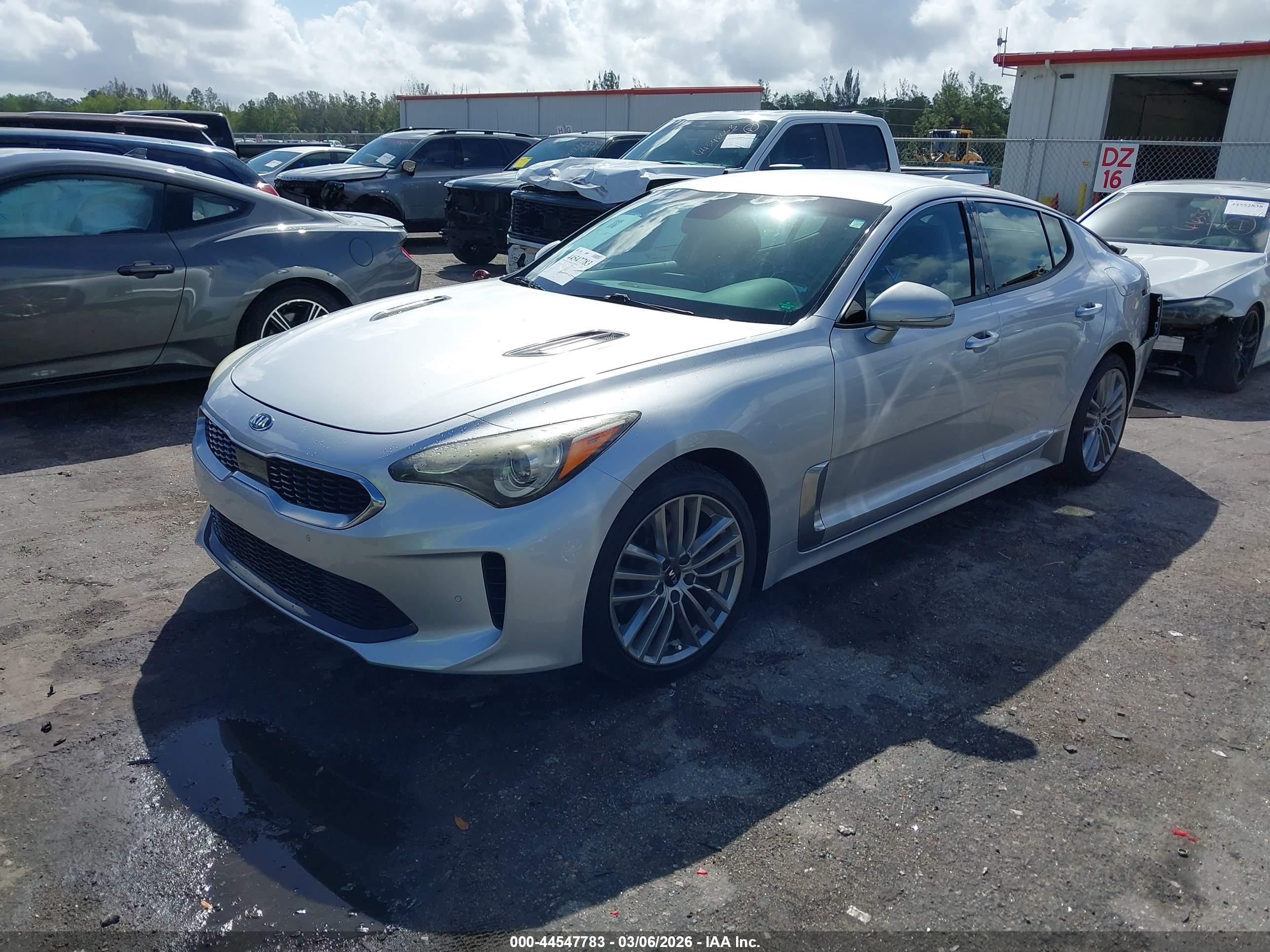 KIA STINGER image 2