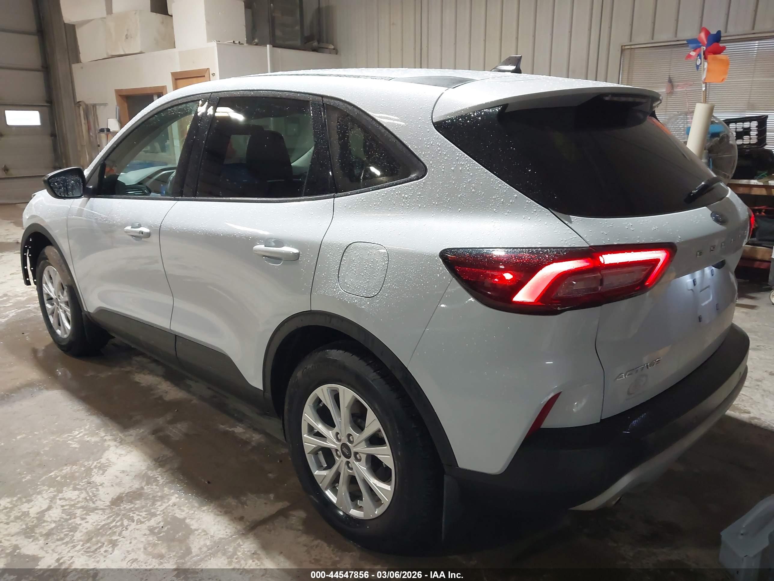 FORD ESCAPE image 3