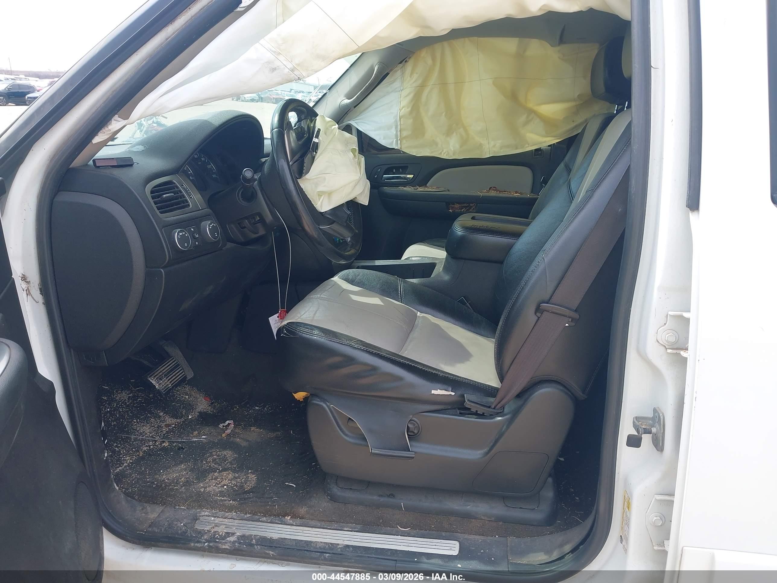 CHEVROLET SUBURBAN image 5