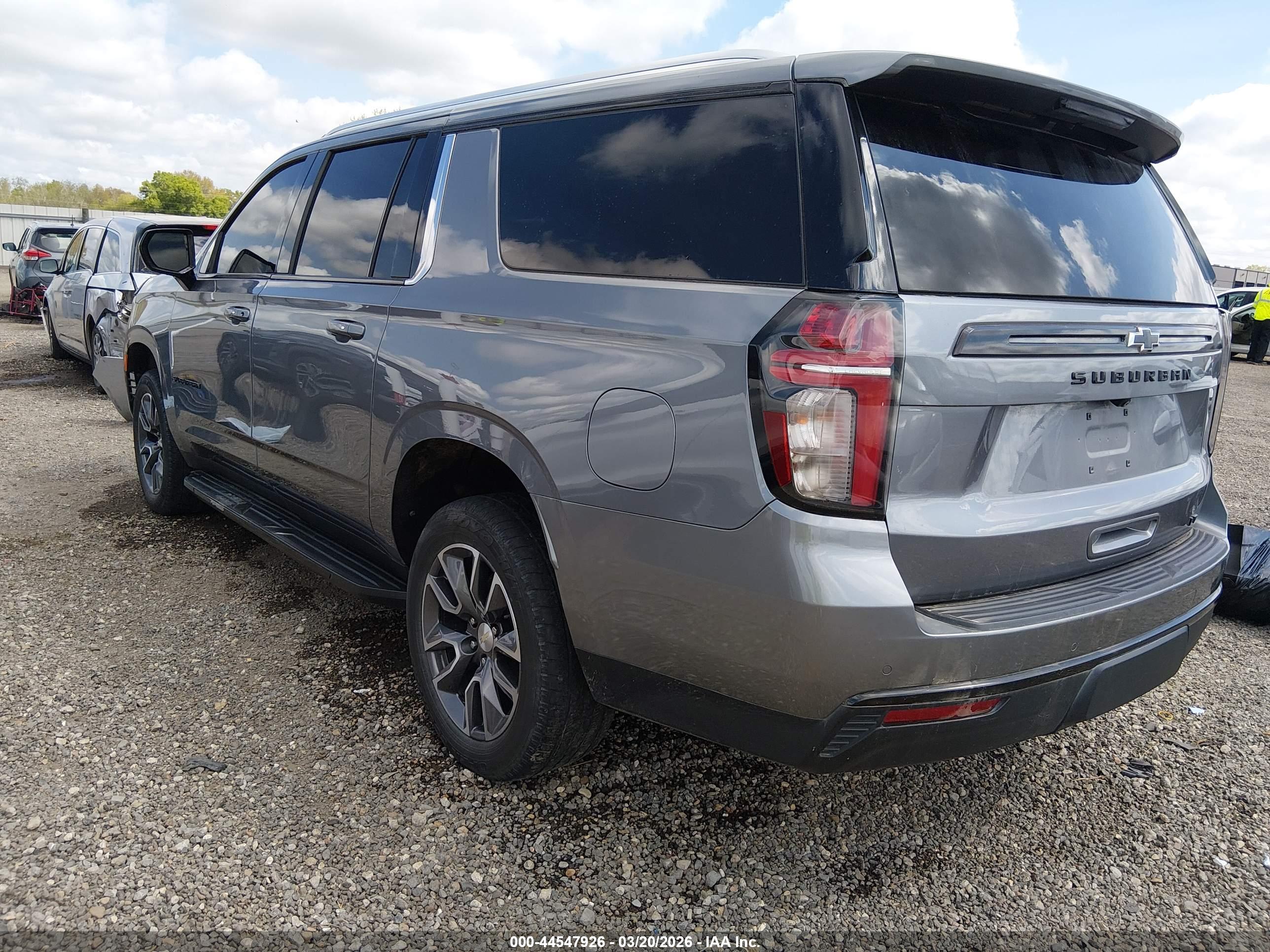 CHEVROLET SUBURBAN image 3
