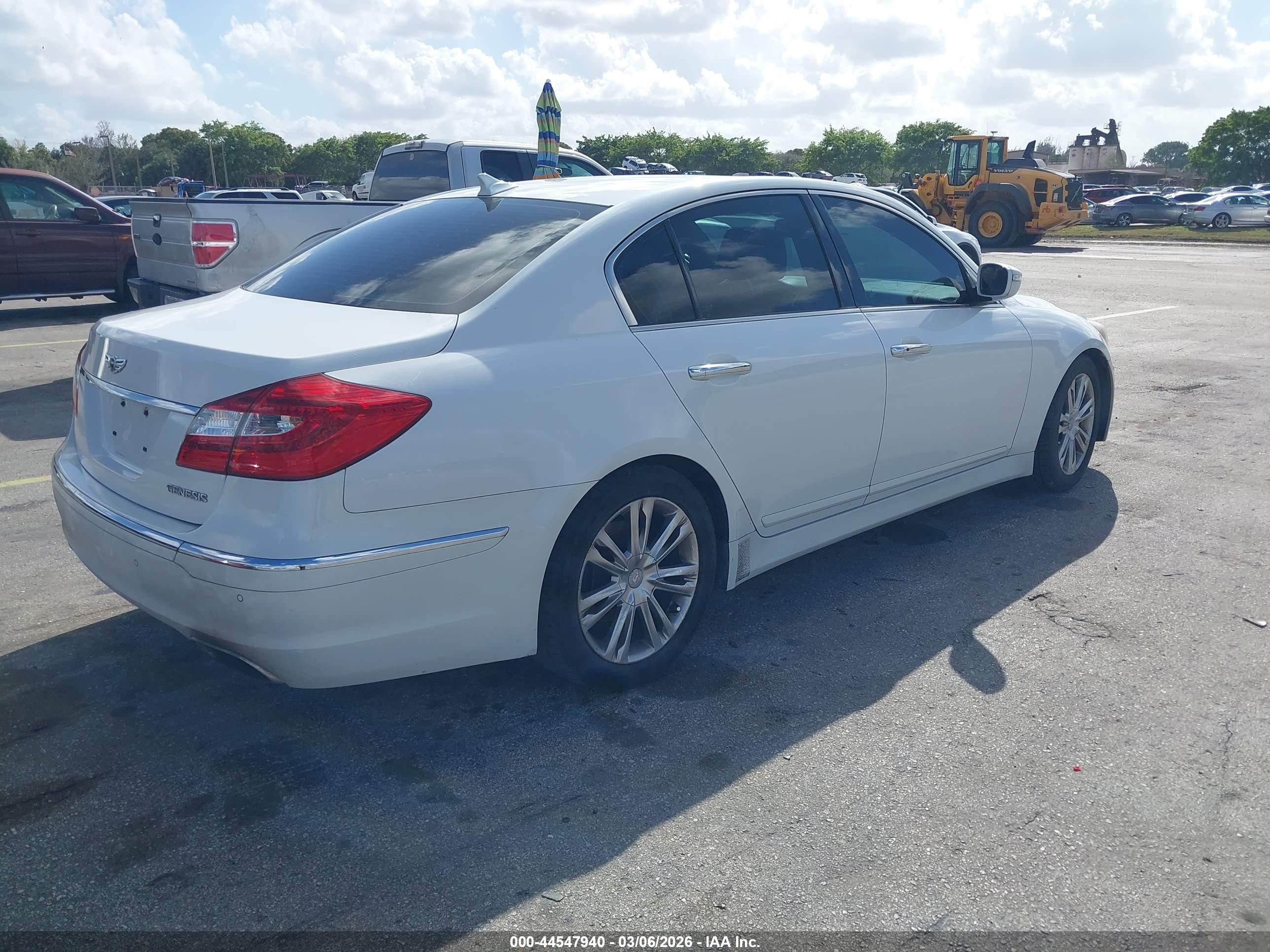 HYUNDAI GENESIS image 4
