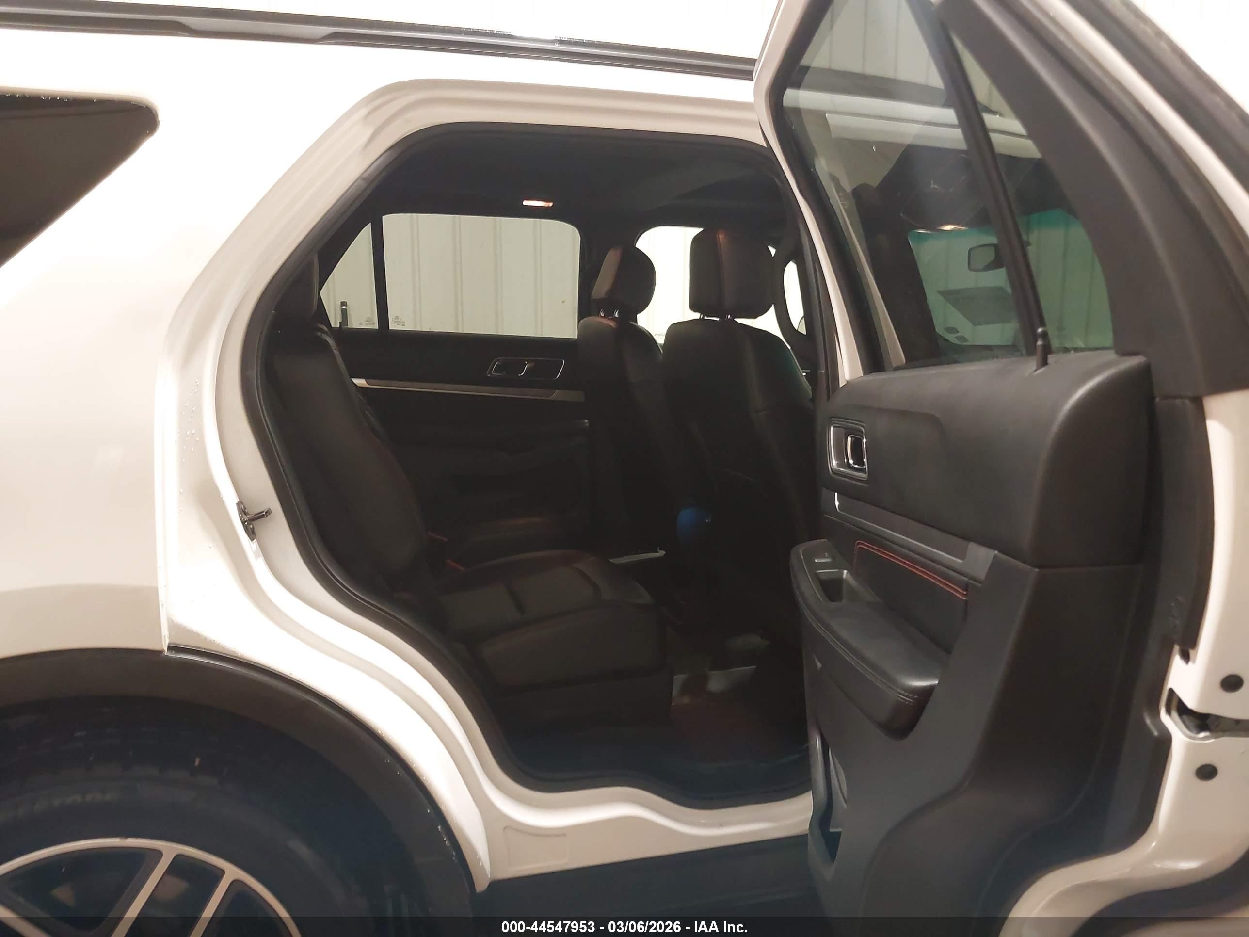 FORD EXPLORER image 8