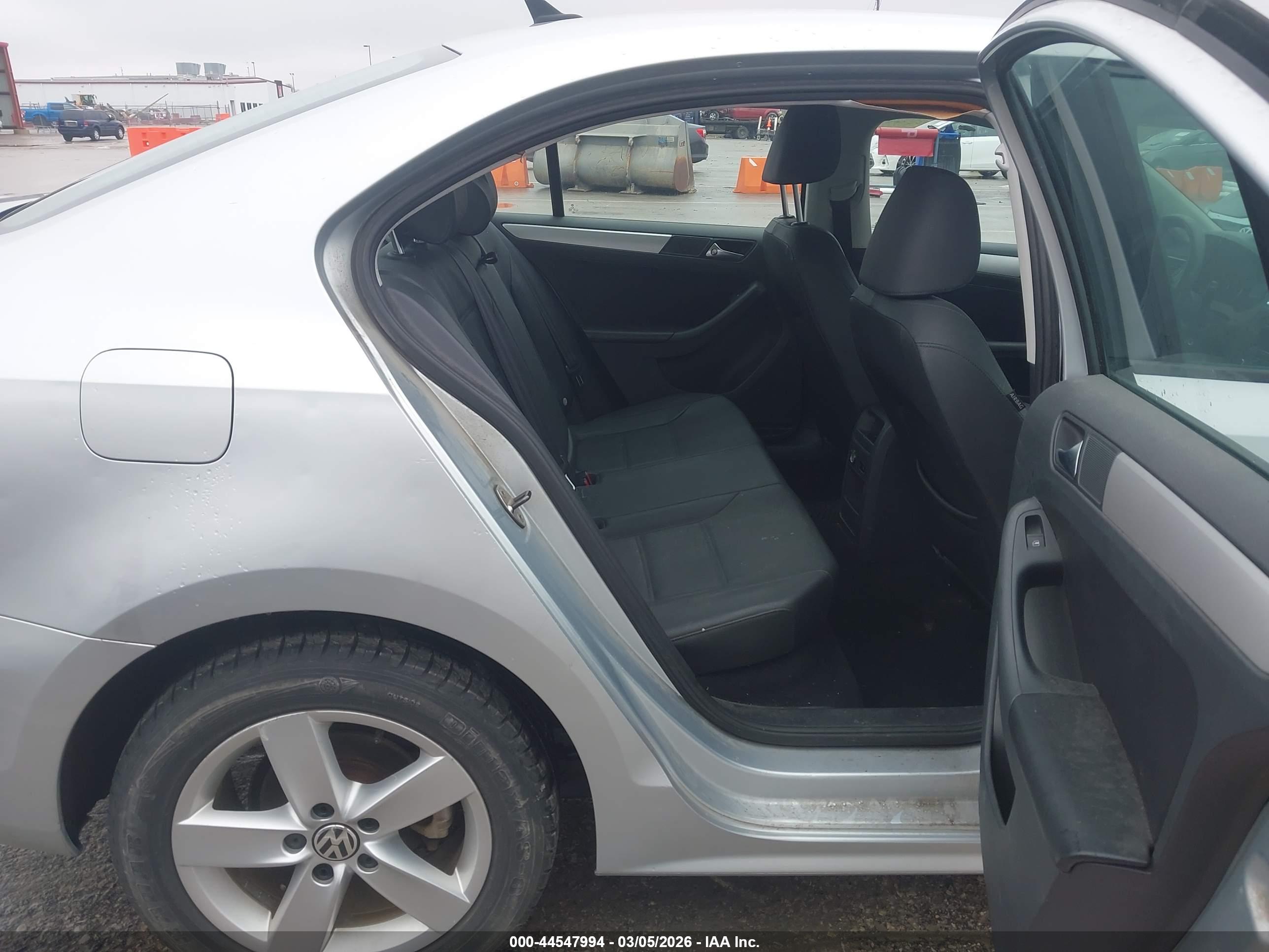 VOLKSWAGEN JETTA image 8
