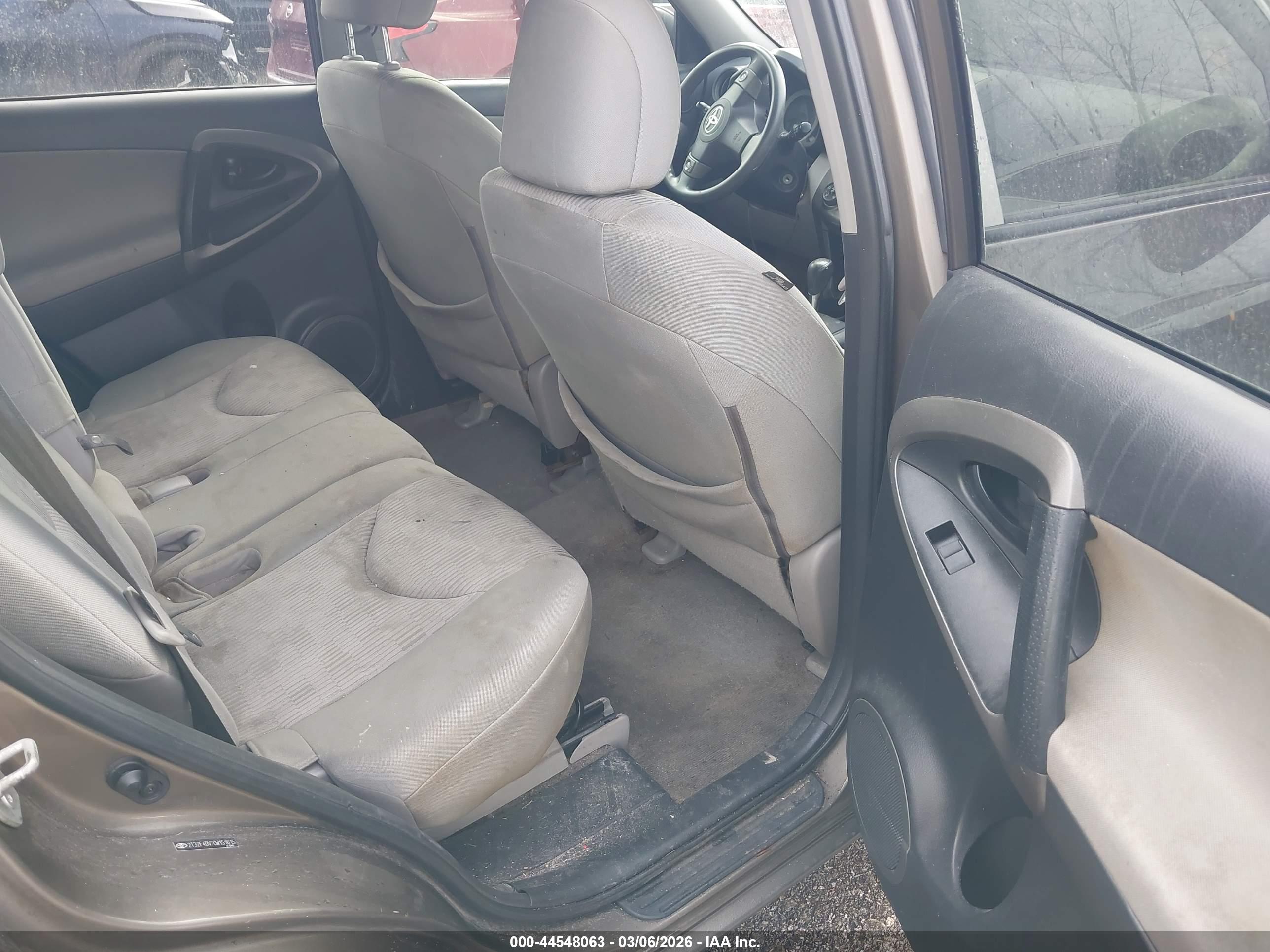TOYOTA RAV4 image 8