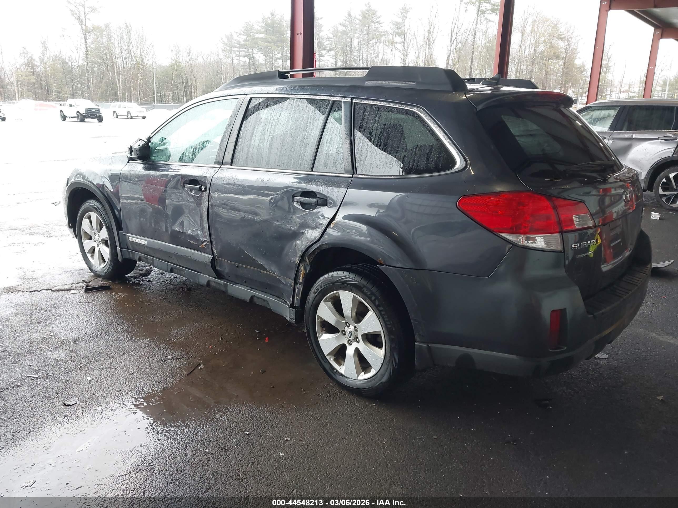 SUBARU OUTBACK image 3