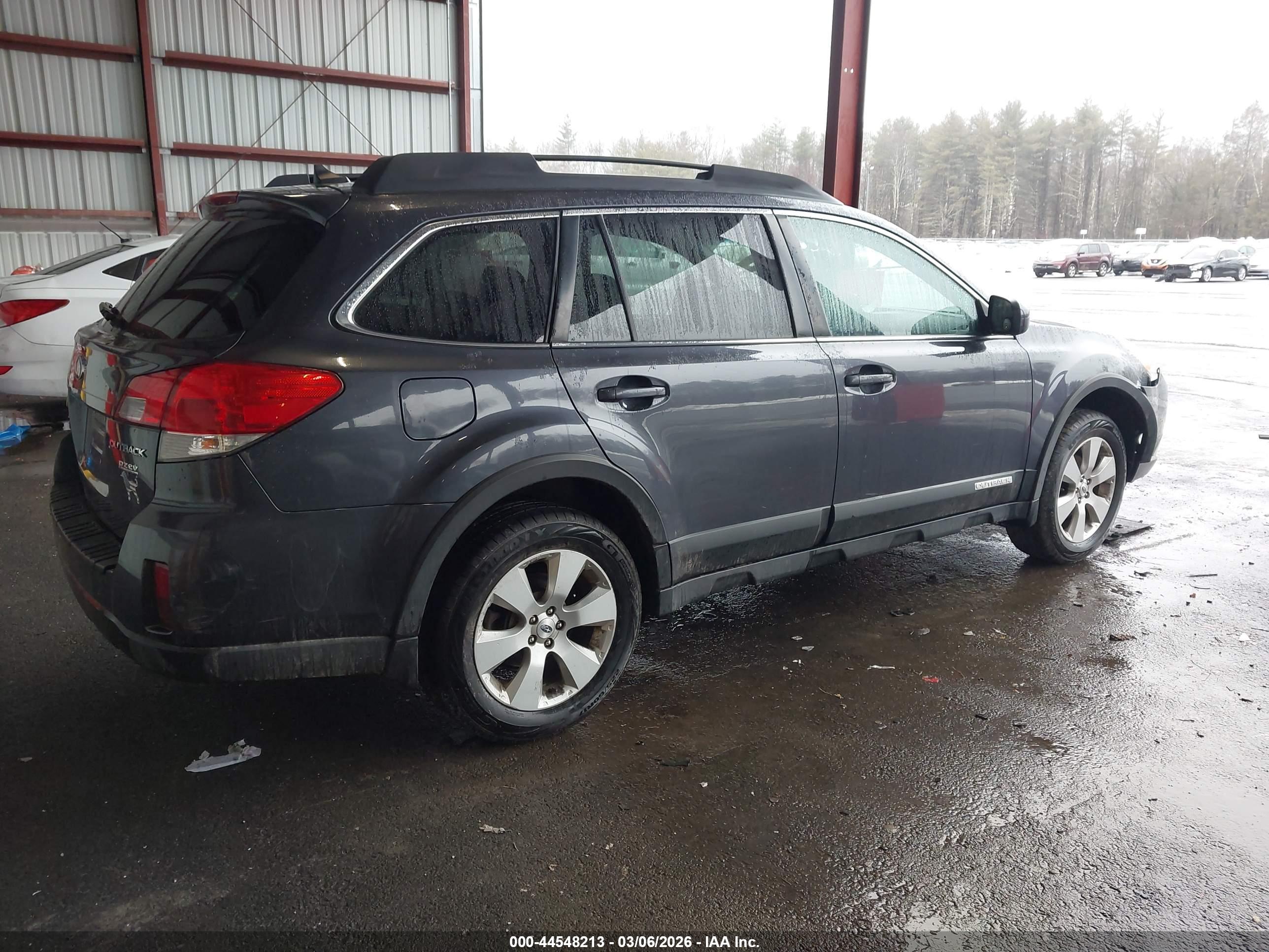SUBARU OUTBACK image 4