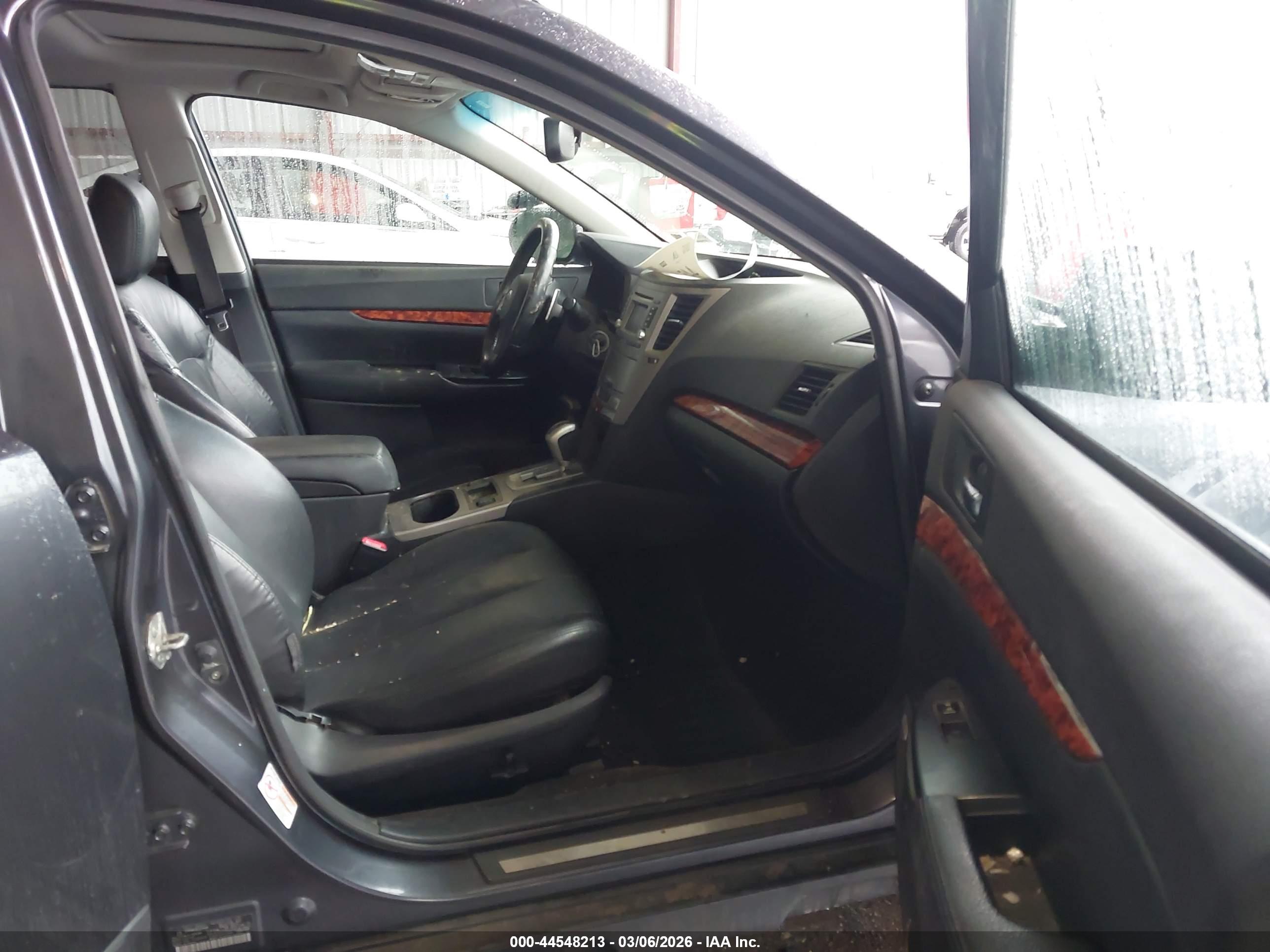 SUBARU OUTBACK image 5