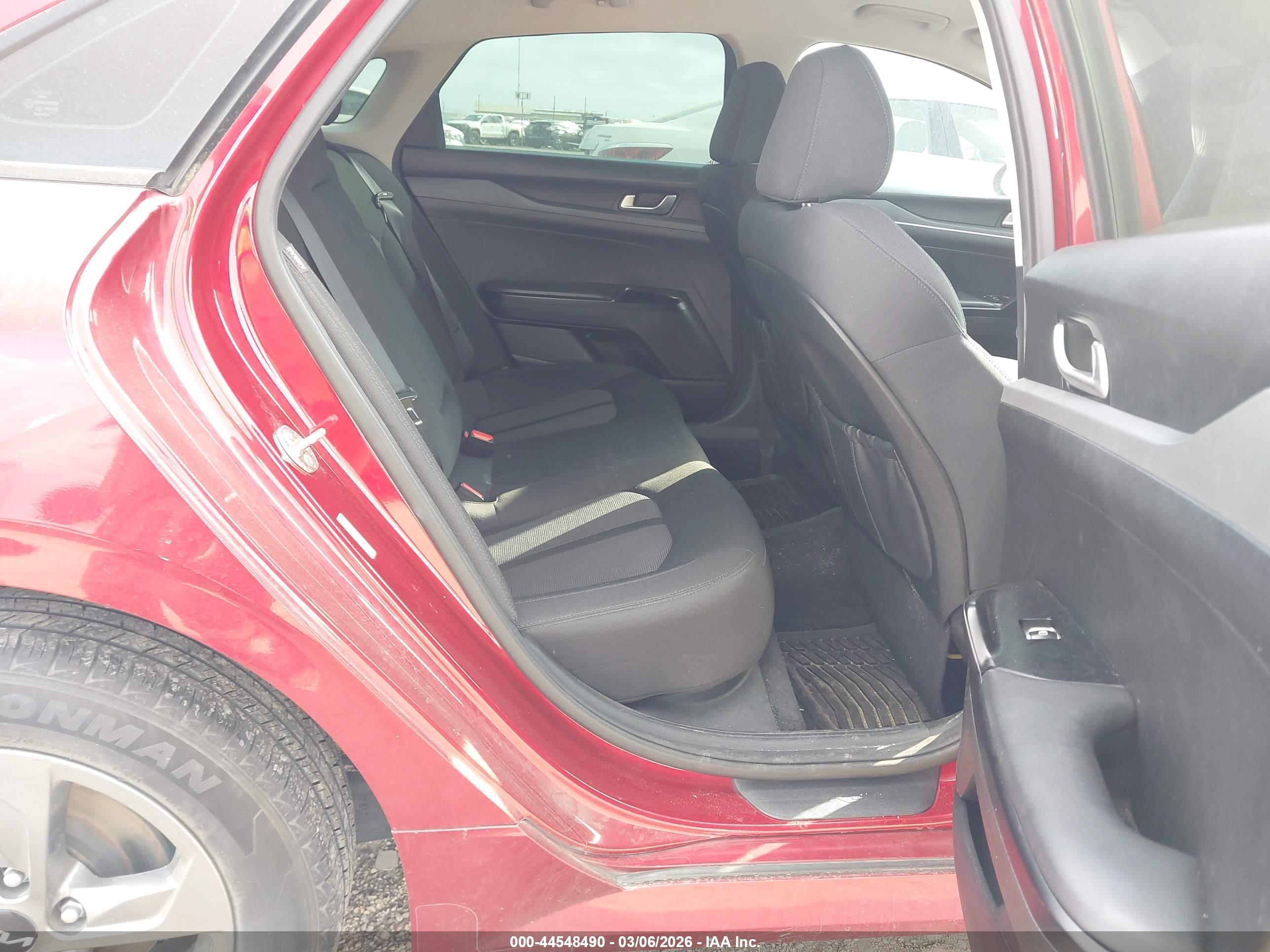 KIA K5 image 8