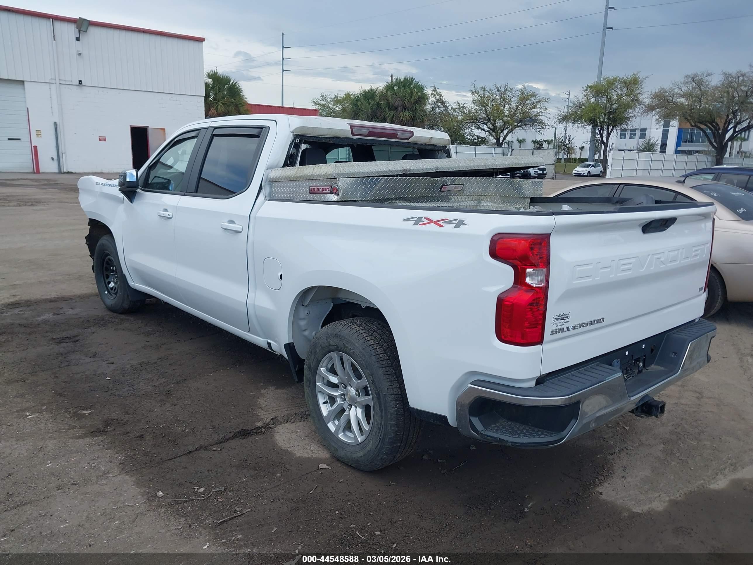 CHEVROLET SILVERADO image 3