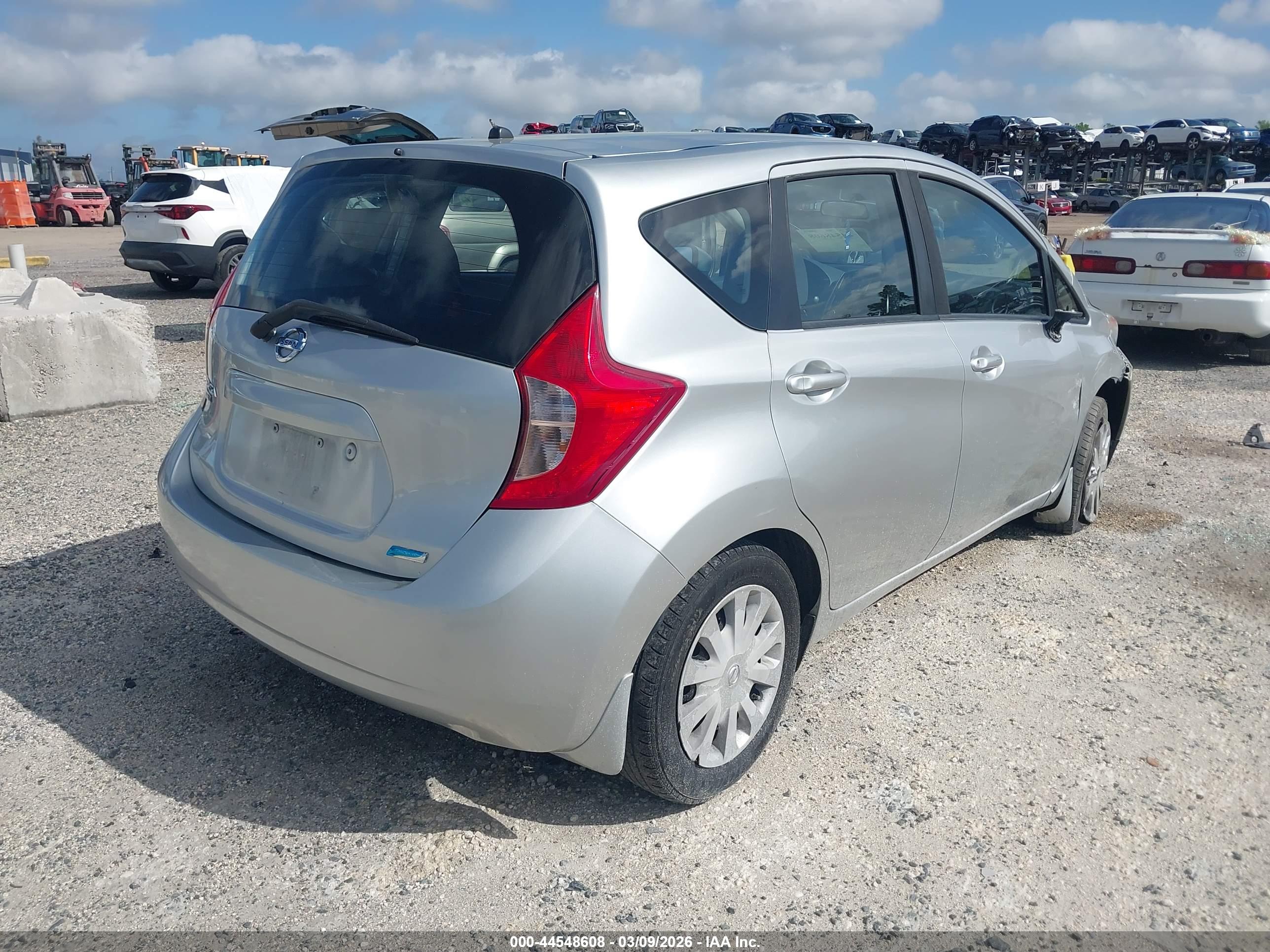 NISSAN VERSA image 4