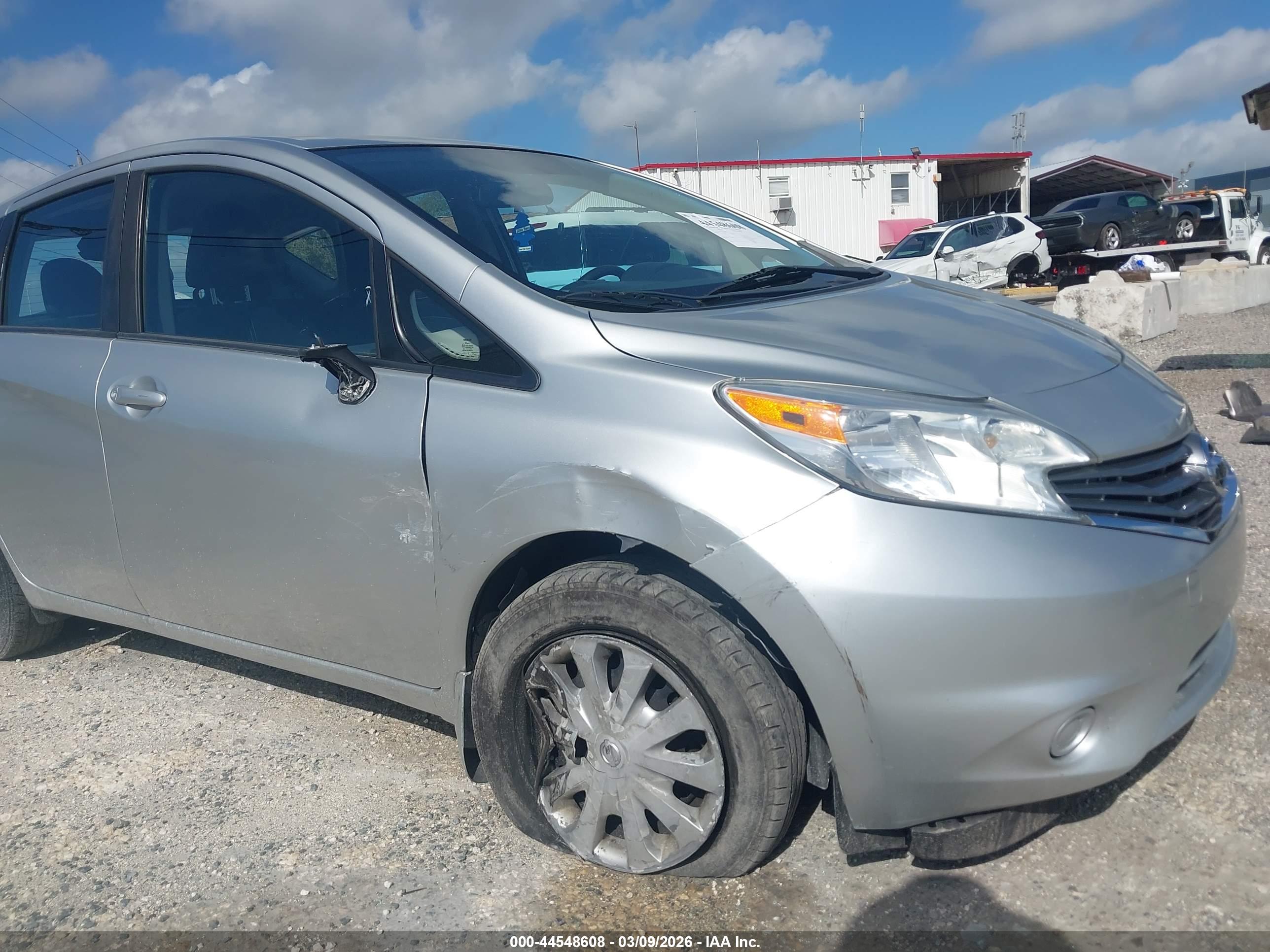 NISSAN VERSA image 6