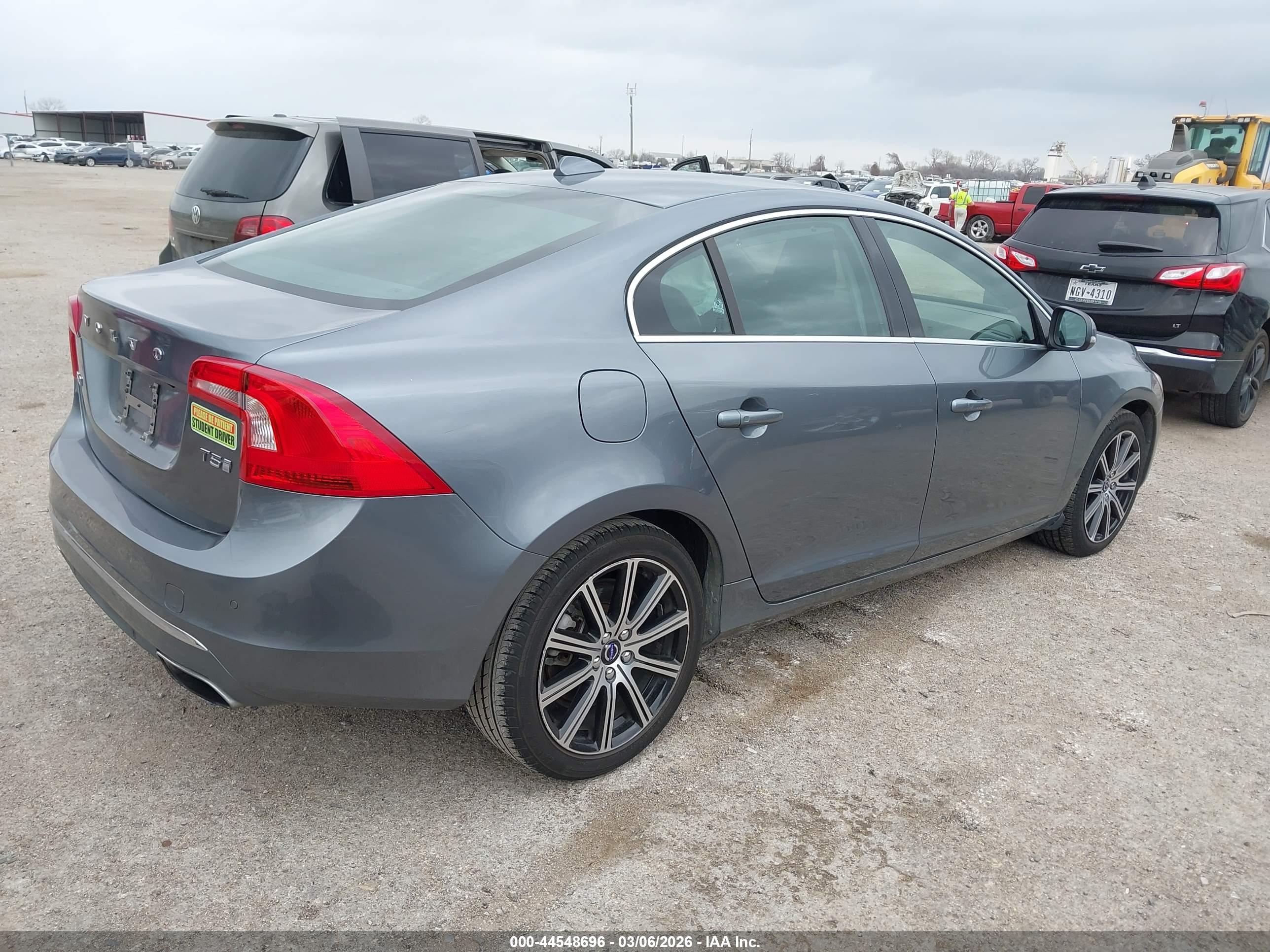 VOLVO S60 image 4