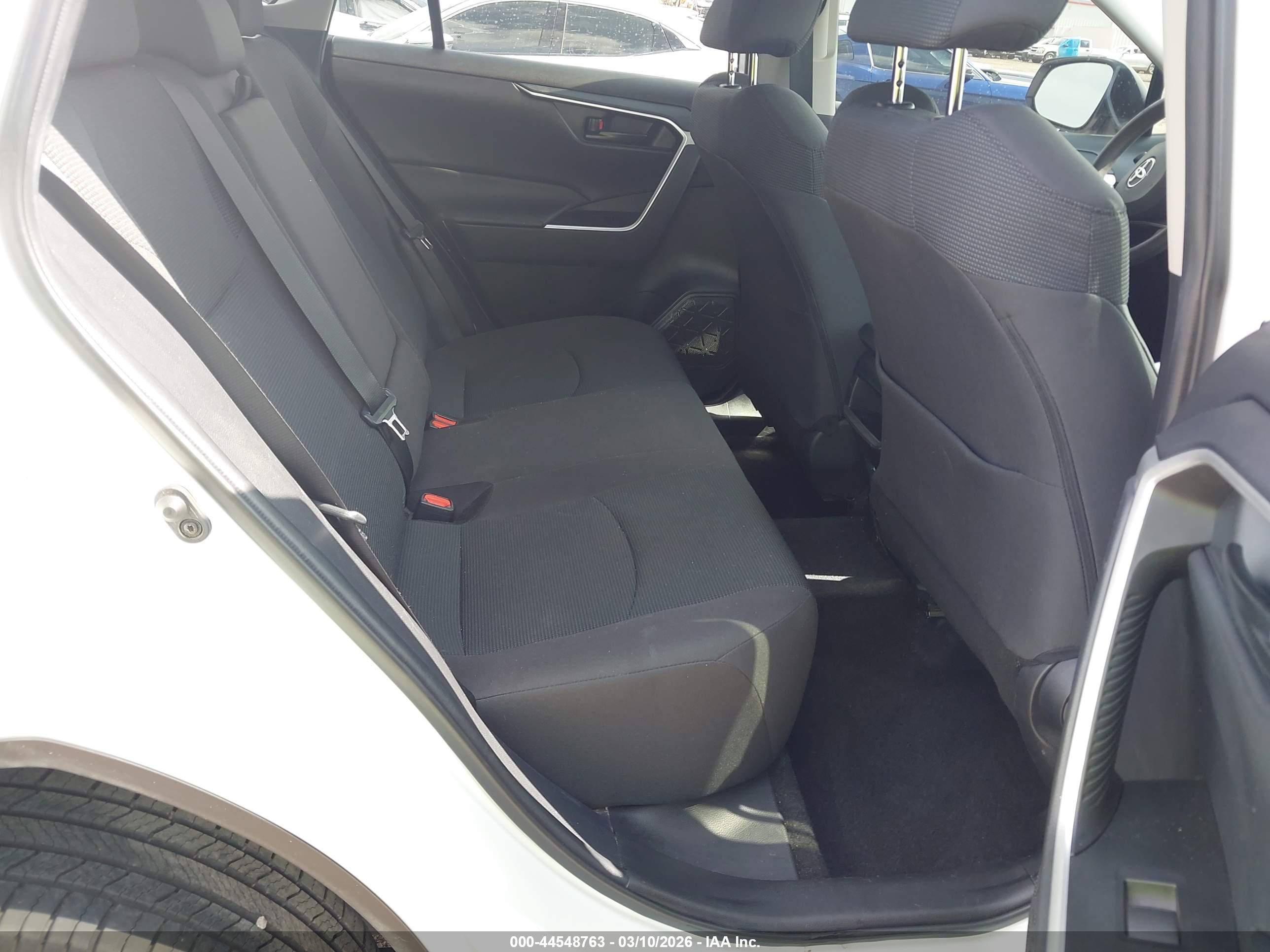 TOYOTA RAV4 image 8