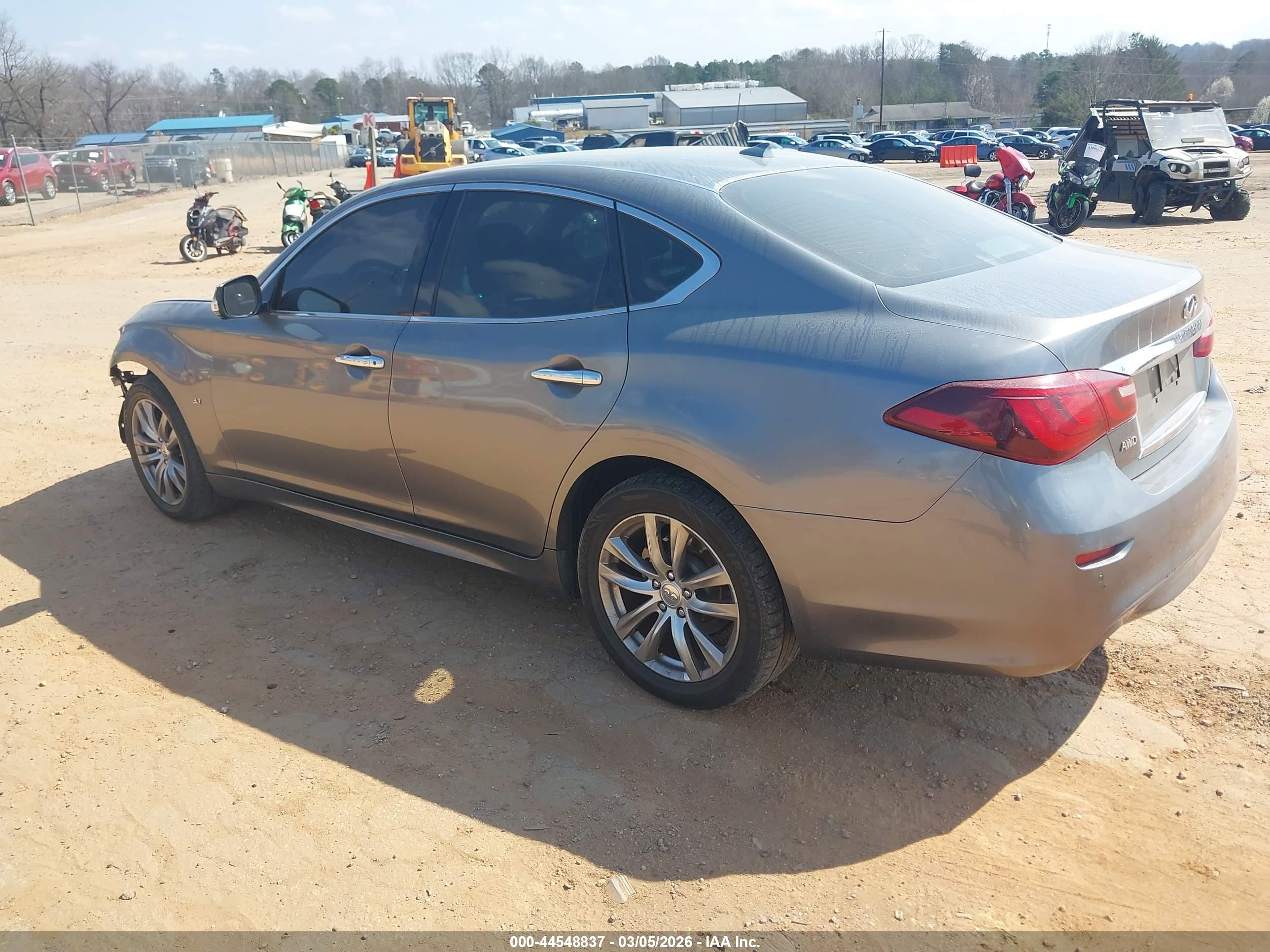 INFINITI Q70 image 3