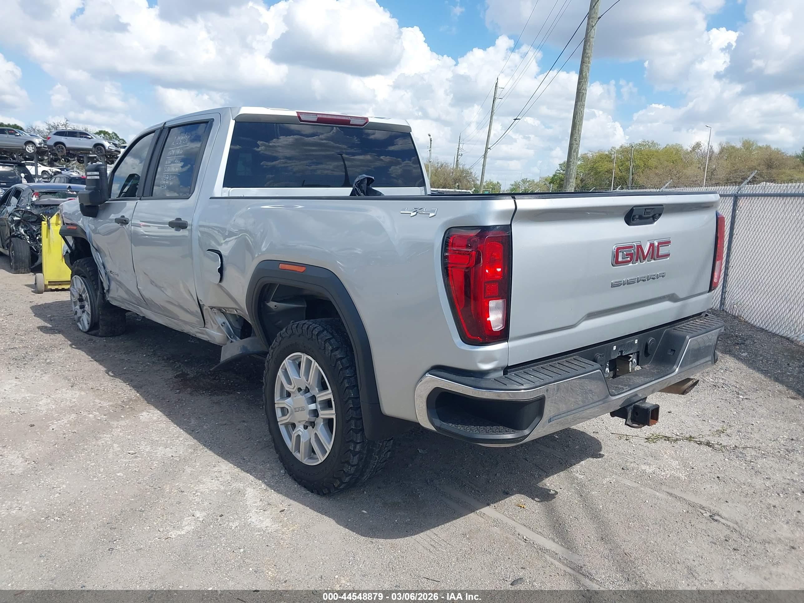 GMC SIERRA image 3